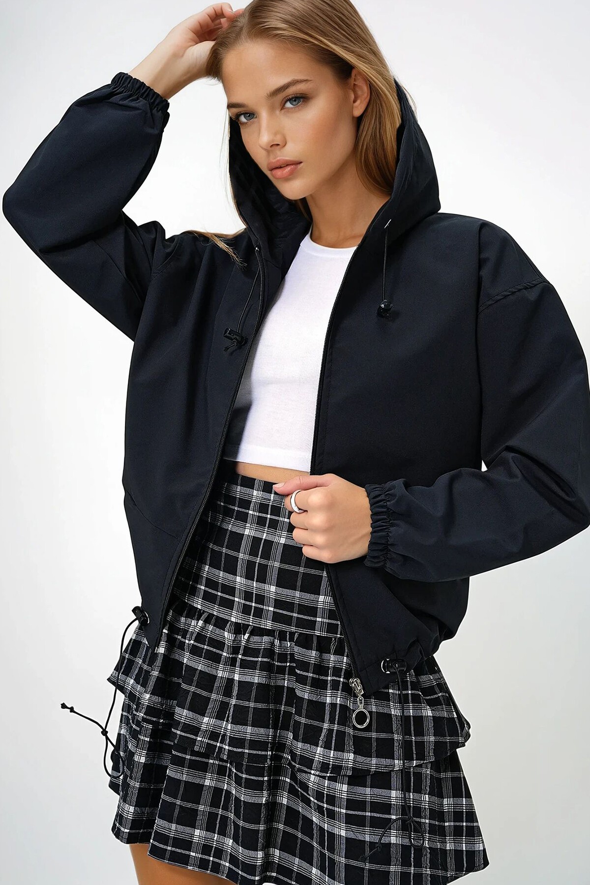 Siyah Kapüşonlu Gizli Cepli Önü Fermuarlı Mevsimlik Ceket