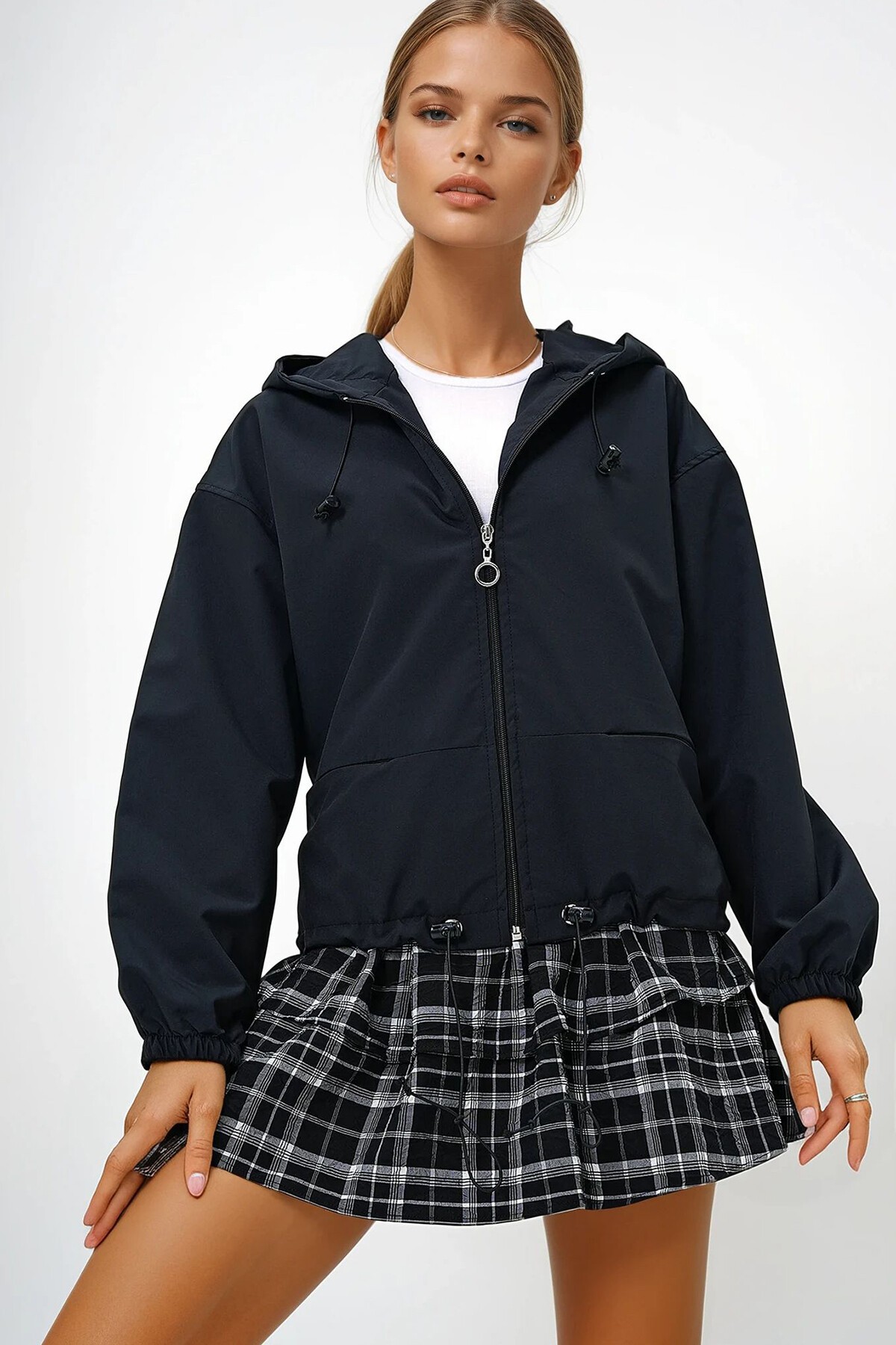 Siyah Kapüşonlu Gizli Cepli Önü Fermuarlı Mevsimlik Ceket