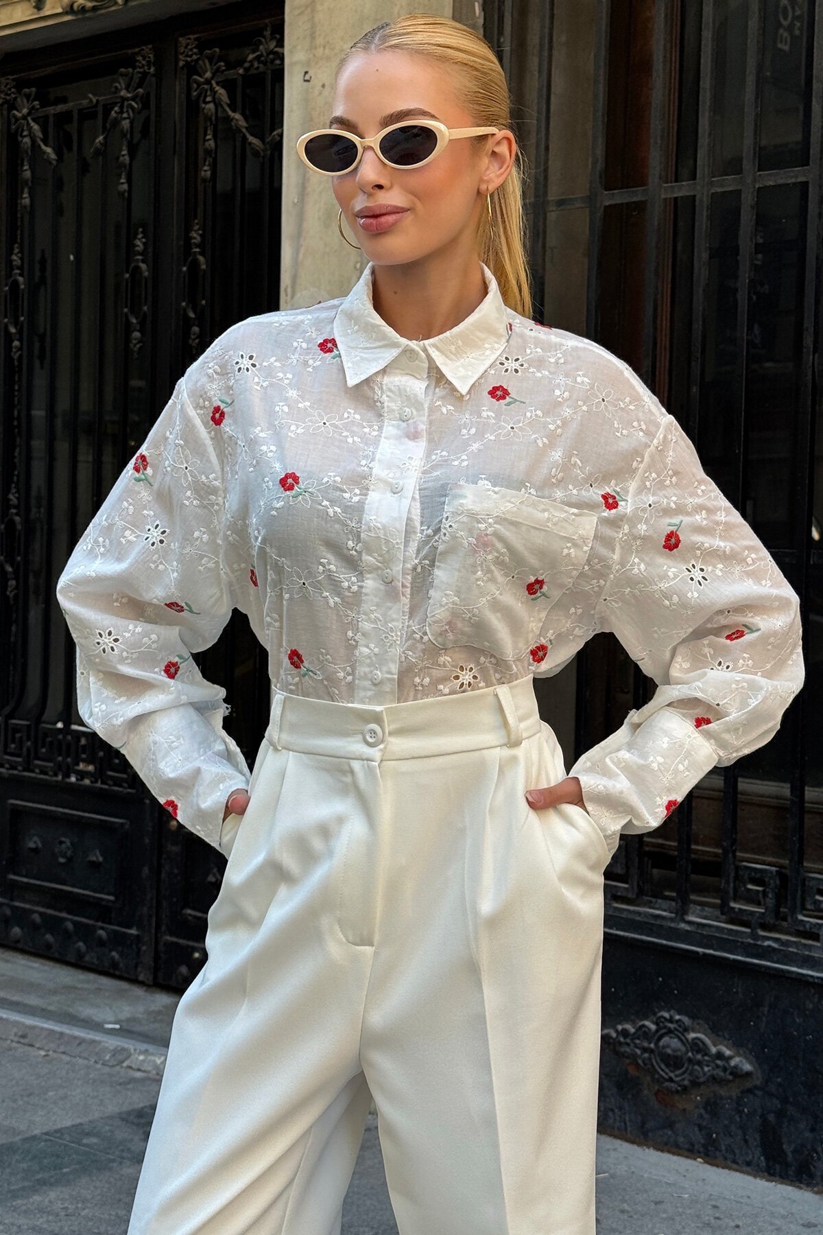 Kırmızı Tek Cepli Önü Kısa Arkası Uzun Nakış İşlemeli Ajurlu Gömlek