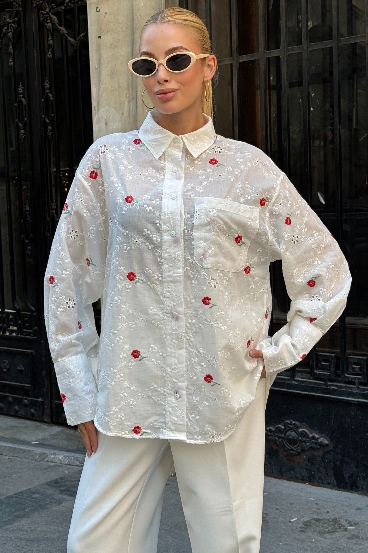 Kırmızı Tek Cepli Önü Kısa Arkası Uzun Nakış İşlemeli Ajurlu Gömlek