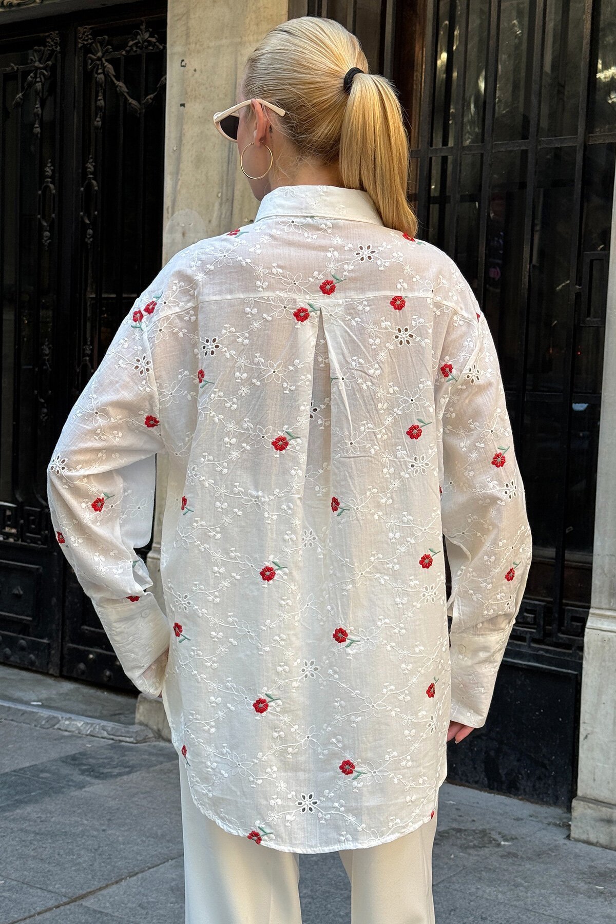 Kırmızı Tek Cepli Önü Kısa Arkası Uzun Nakış İşlemeli Ajurlu Gömlek