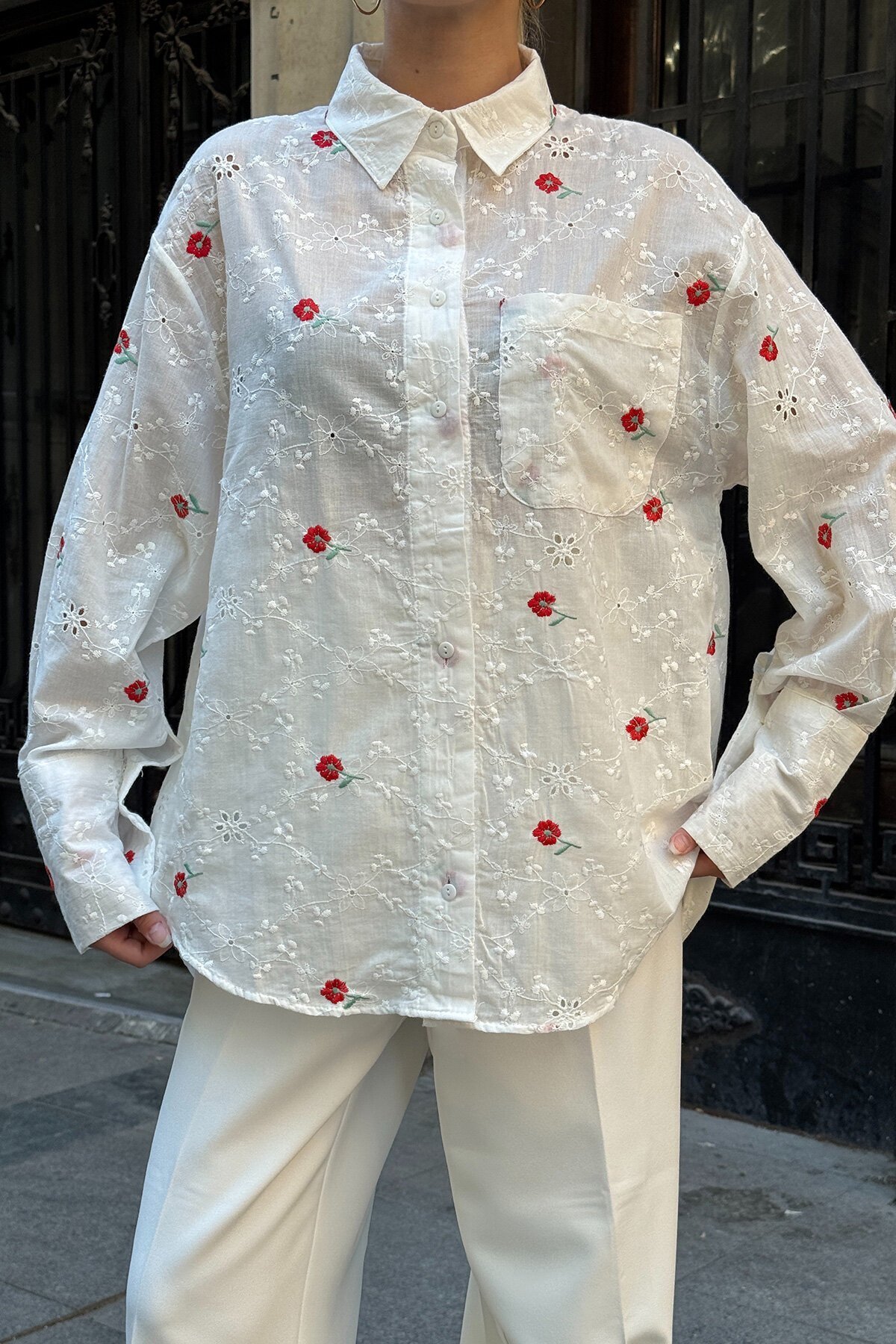 Kırmızı Tek Cepli Önü Kısa Arkası Uzun Nakış İşlemeli Ajurlu Gömlek