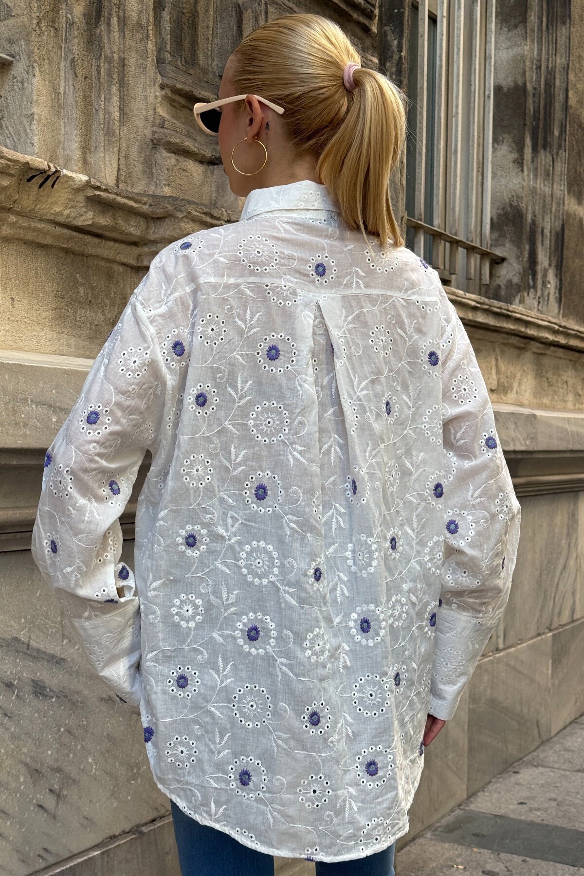 Mor Tek Cepli Önü Kısa Arkası Uzun Nakış İşlemeli Ajurlu Gömlek