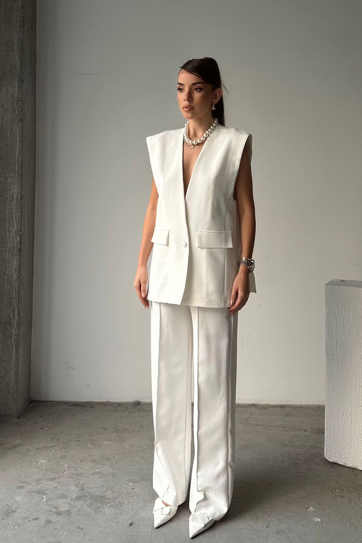 Beyaz Tek Düğmeli Cep Kapaklı Oversize Yelek