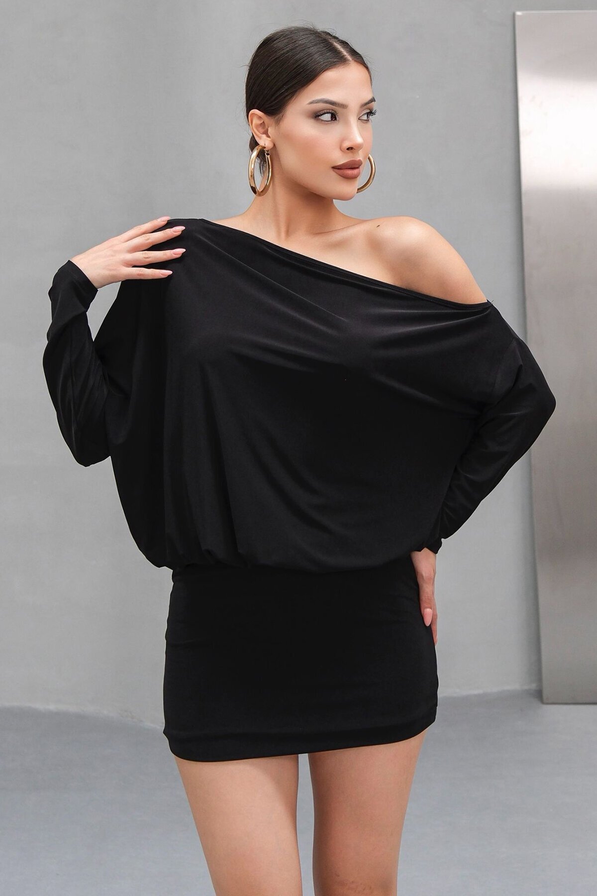 Siyah Tek Omuz Düşük Kollu Mini Elbise
