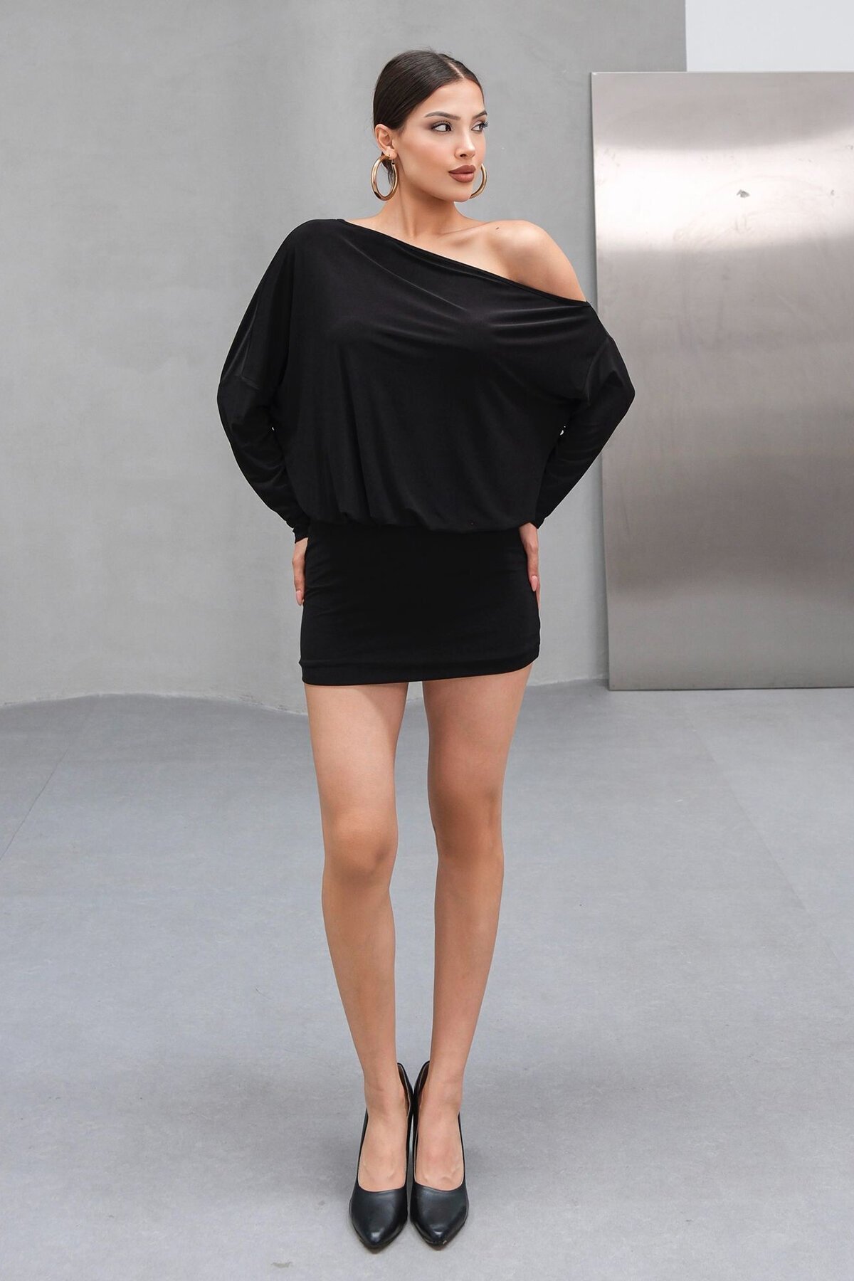 Siyah Tek Omuz Düşük Kollu Mini Elbise