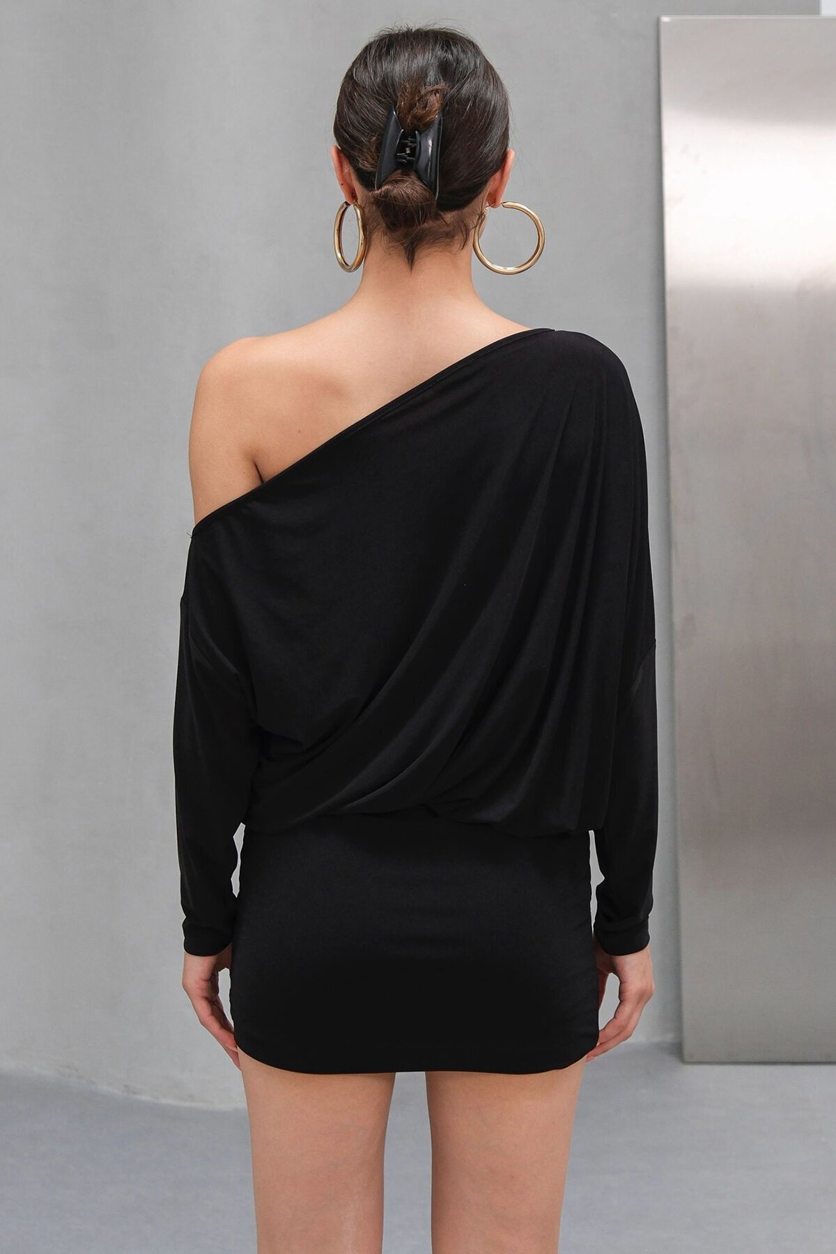 Siyah Tek Omuz Düşük Kollu Mini Elbise