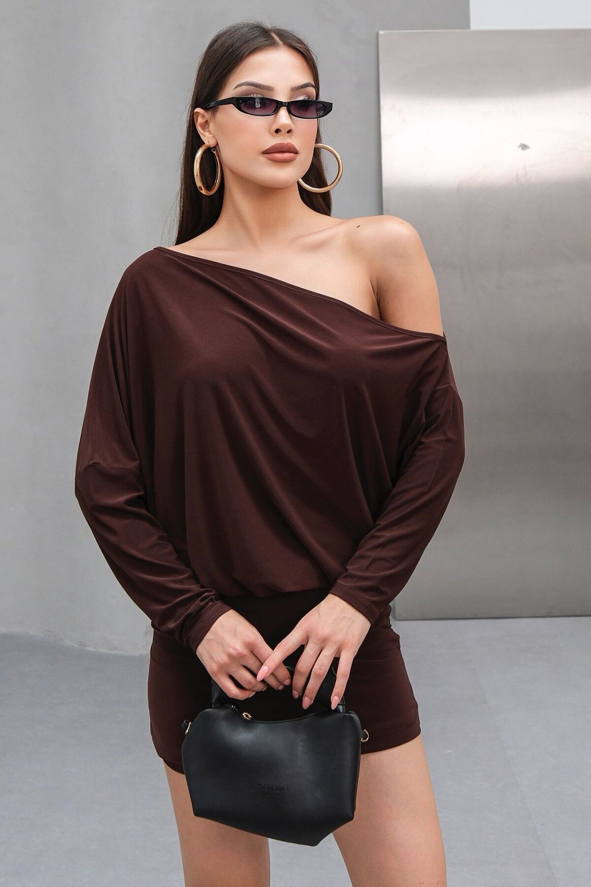 Kahverengi Tek Omuz Düşük Kollu Mini Elbise