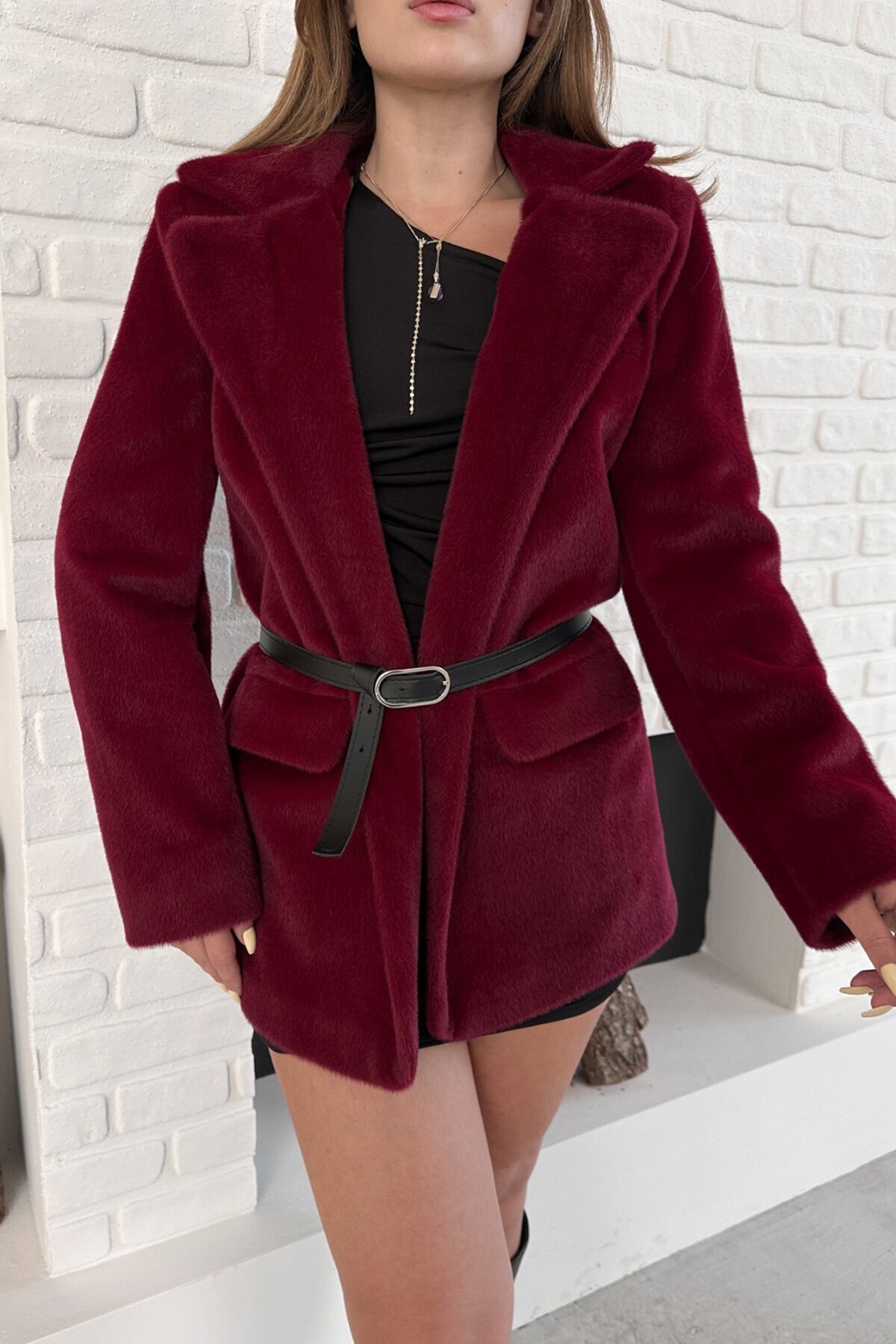 Bordo Tokalı Kemerli Yumuşak Dokulu Kürk Görünümlü Ceket