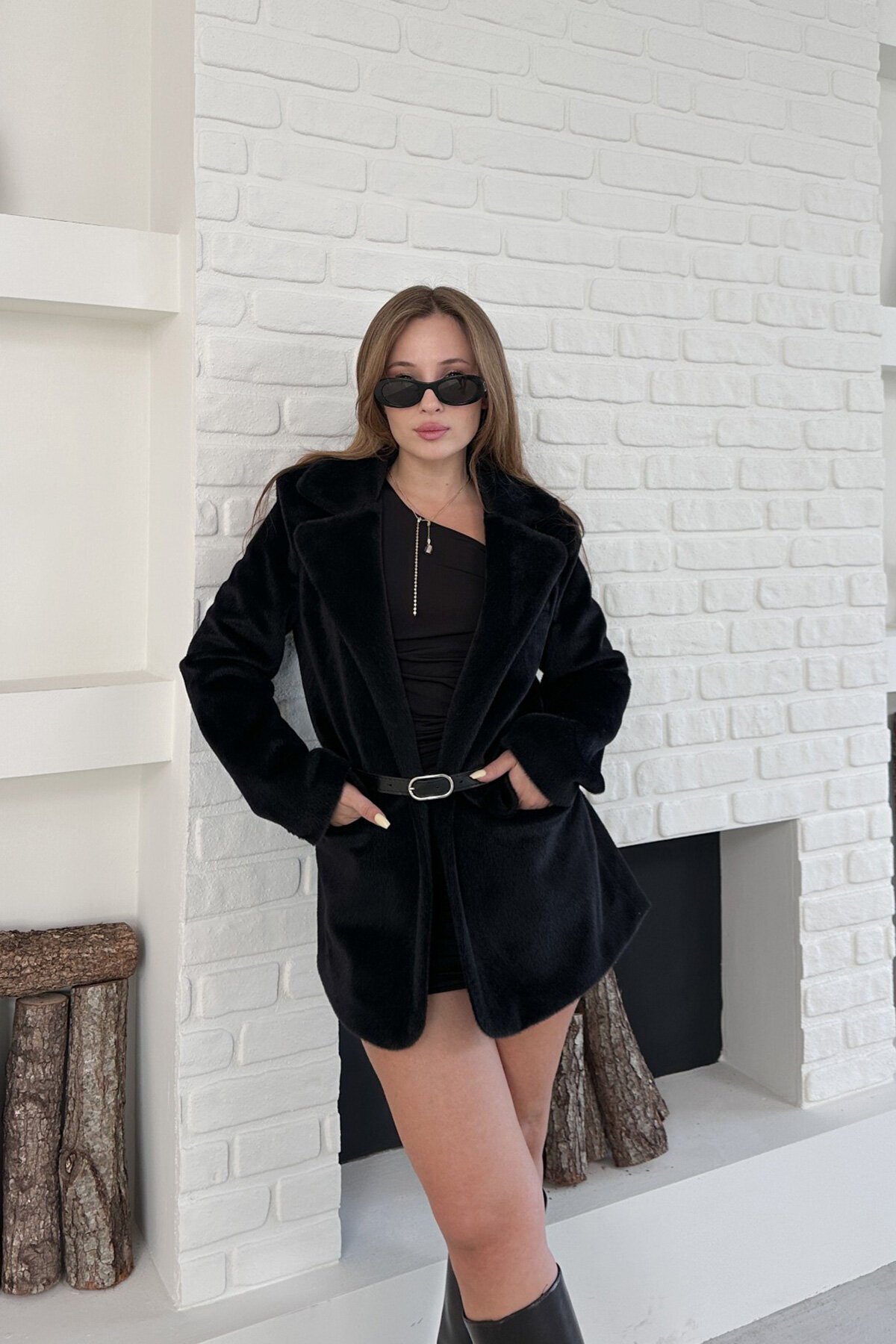 Siyah Tokalı Kemerli Yumuşak Dokulu Kürk Görünümlü Ceket