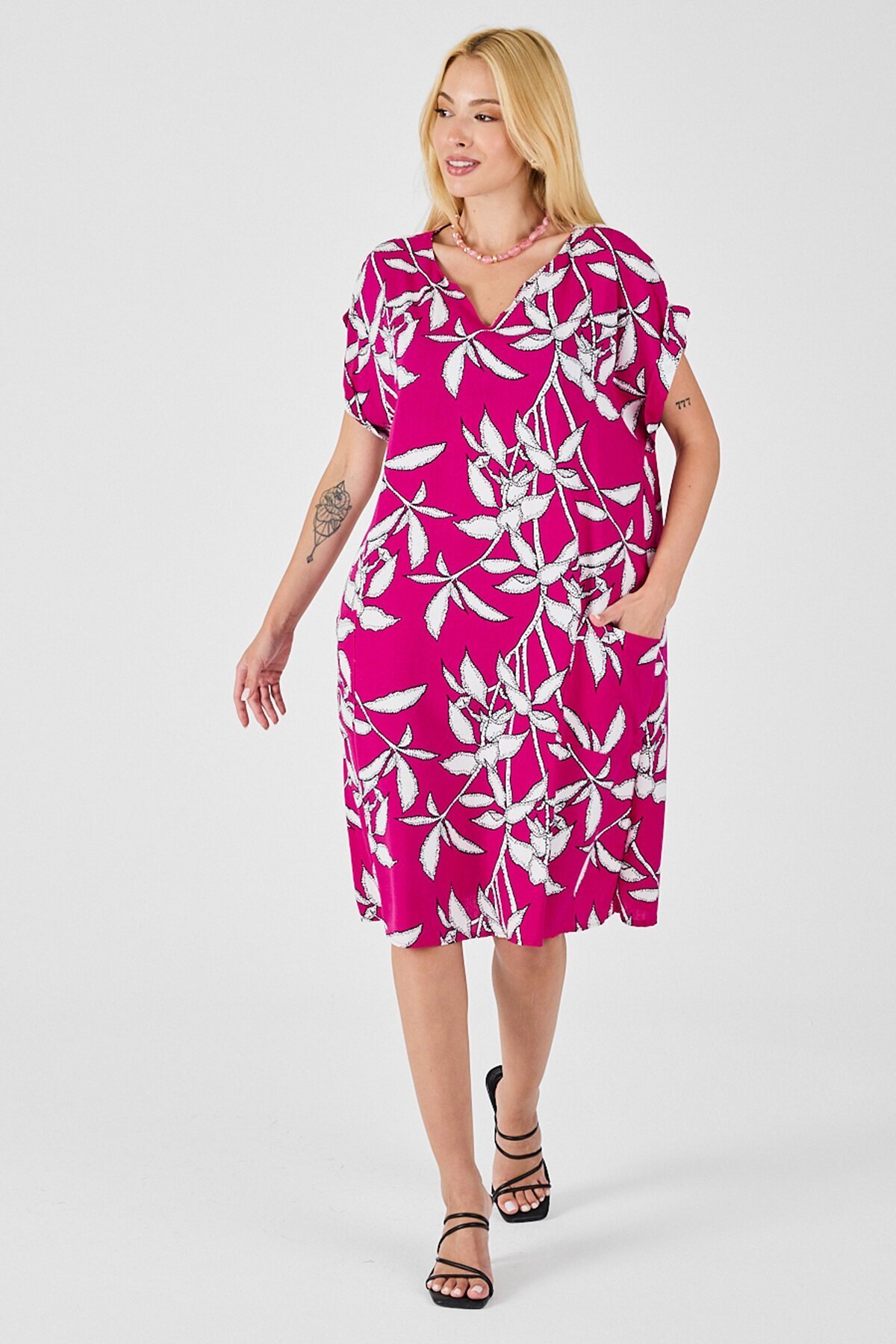 Fuşya Tropik Desenli V Yaka Oversize Midi Elbise