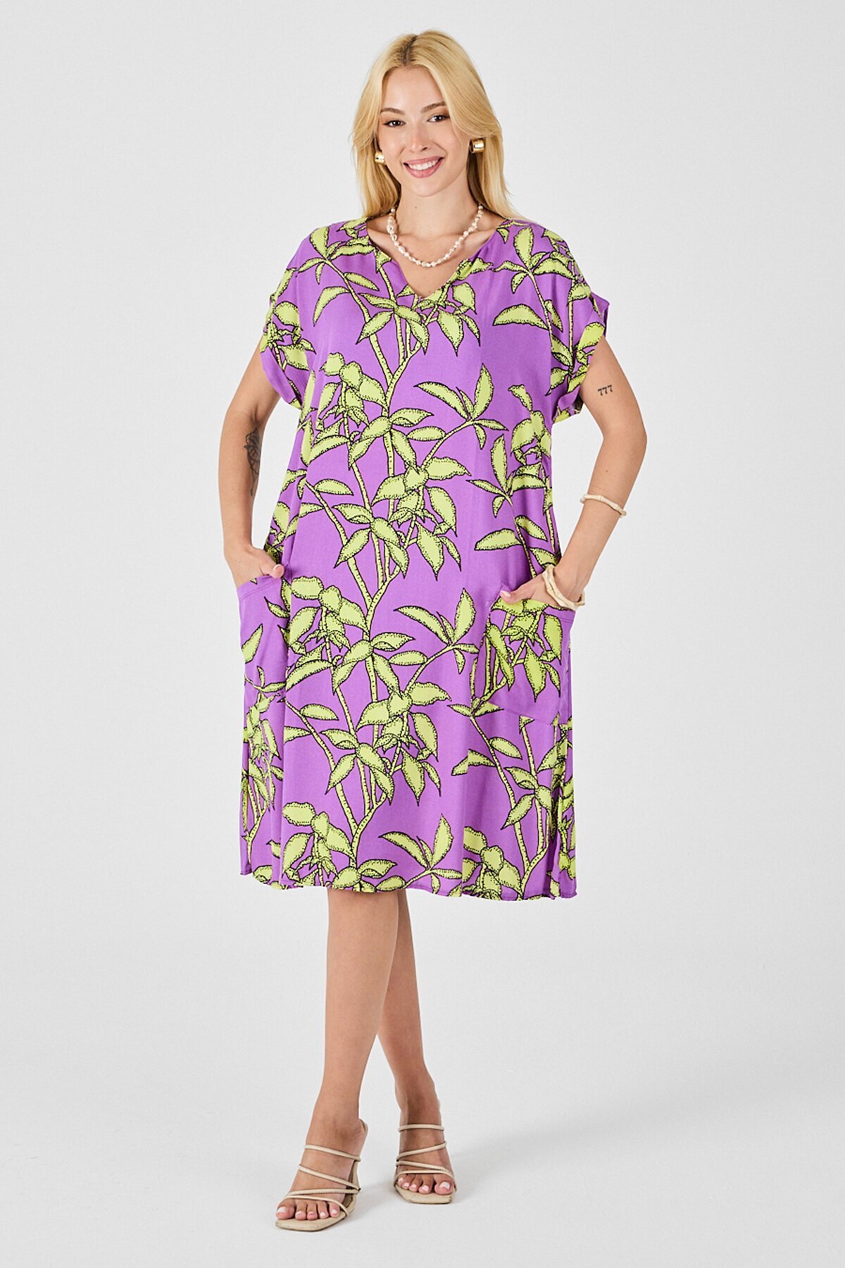 Lila Tropik Desenli V Yaka Oversize Midi Elbise
