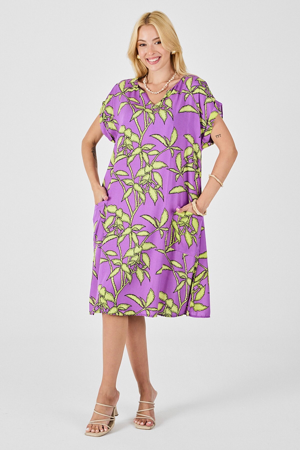 Lila Tropik Desenli V Yaka Oversize Midi Elbise
