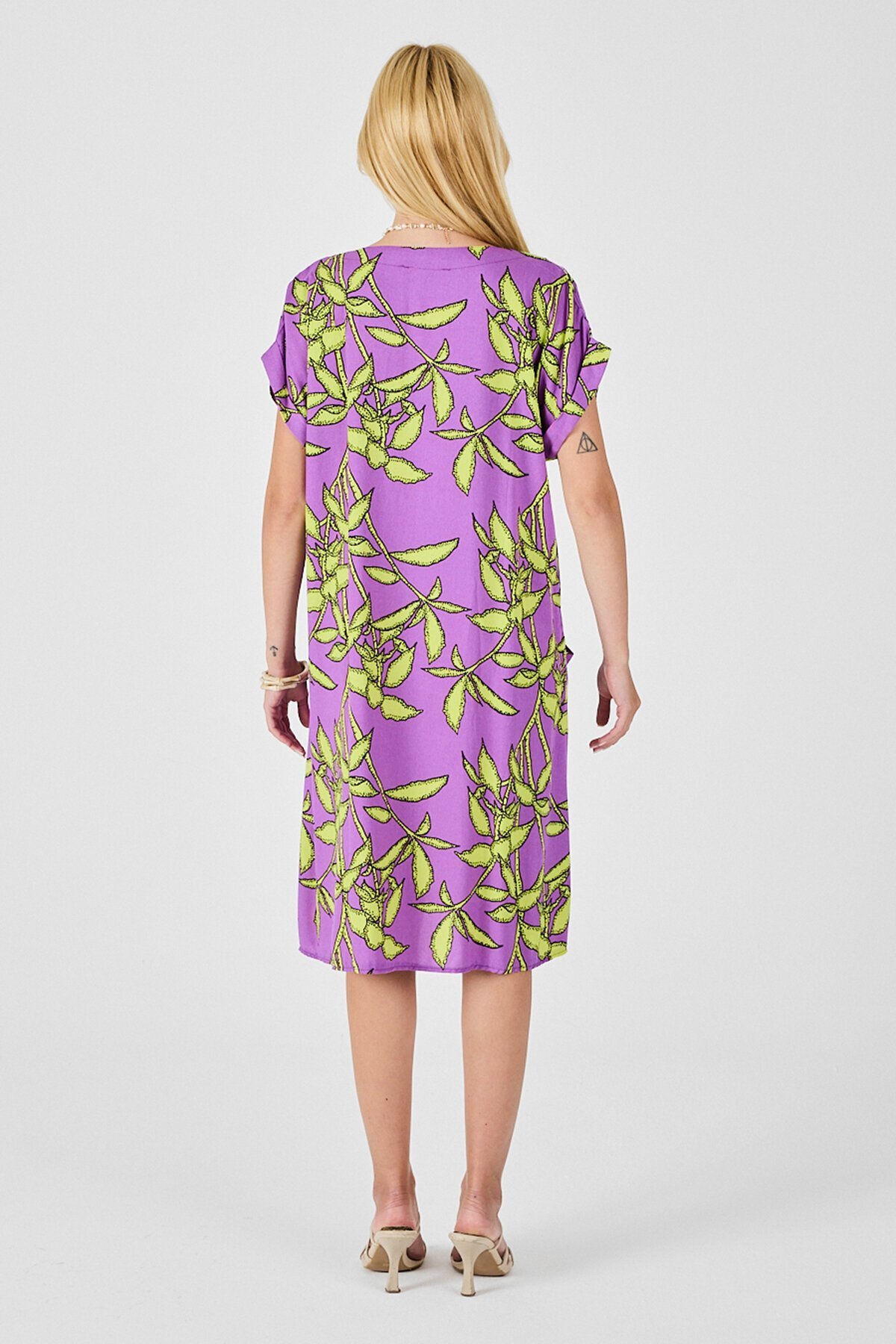 Lila Tropik Desenli V Yaka Oversize Midi Elbise