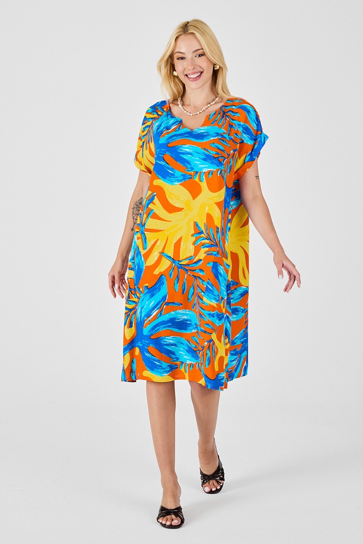 Mavi-Sarı Tropik Desenli V Yaka Rahat Kesim Elbise