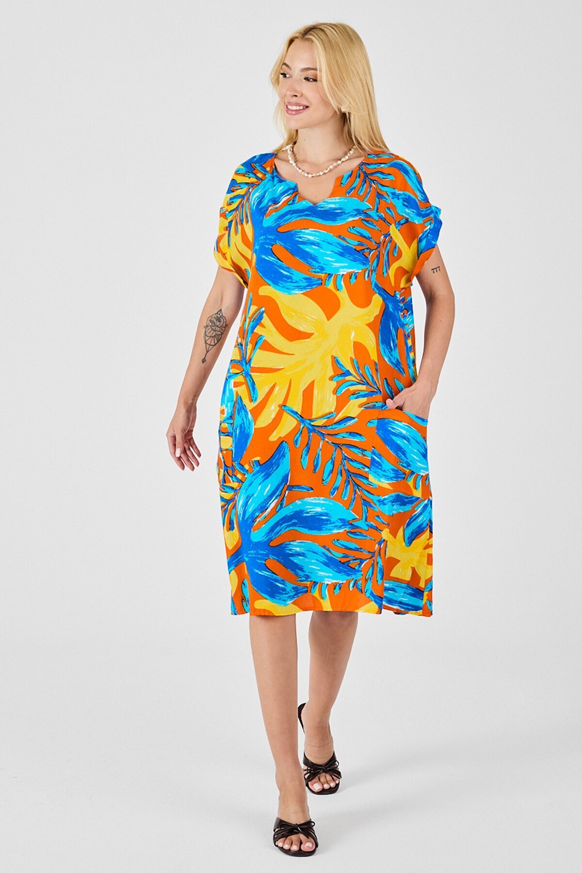 Mavi-Sarı Tropik Desenli V Yaka Rahat Kesim Elbise