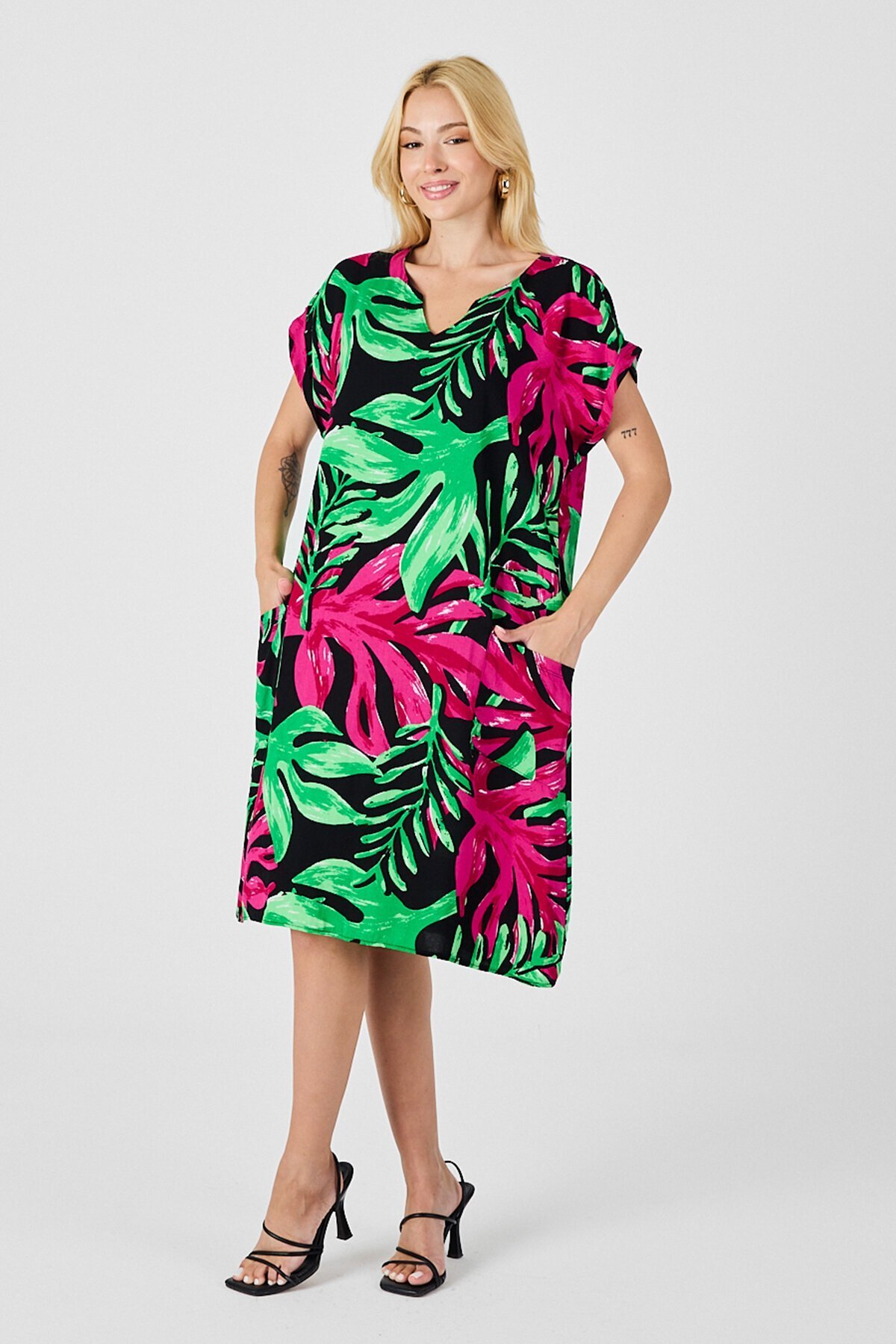 Yeşil-Fuşya Tropik Desenli V Yaka Rahat Kesim Elbise