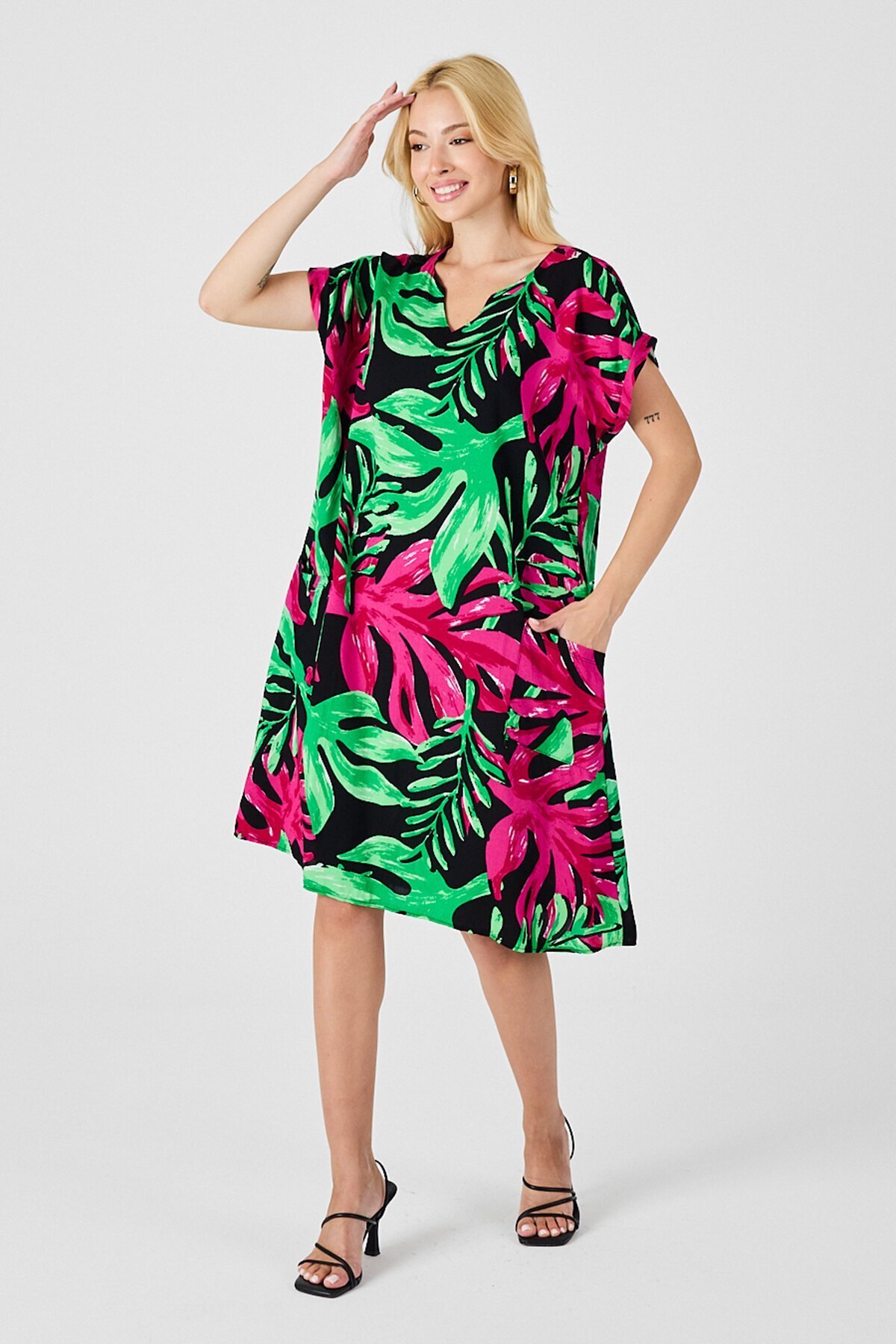 Yeşil-Fuşya Tropik Desenli V Yaka Rahat Kesim Elbise