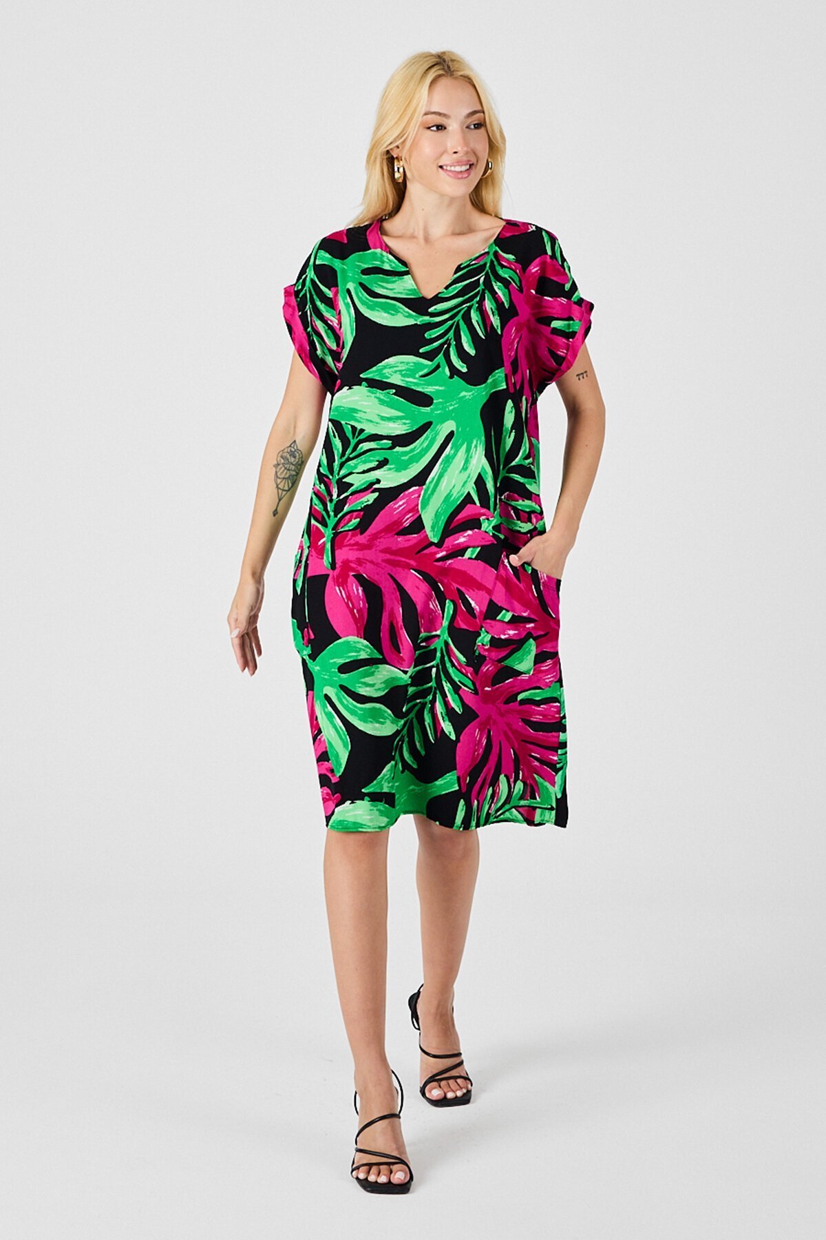 Yeşil-Fuşya Tropik Desenli V Yaka Rahat Kesim Elbise