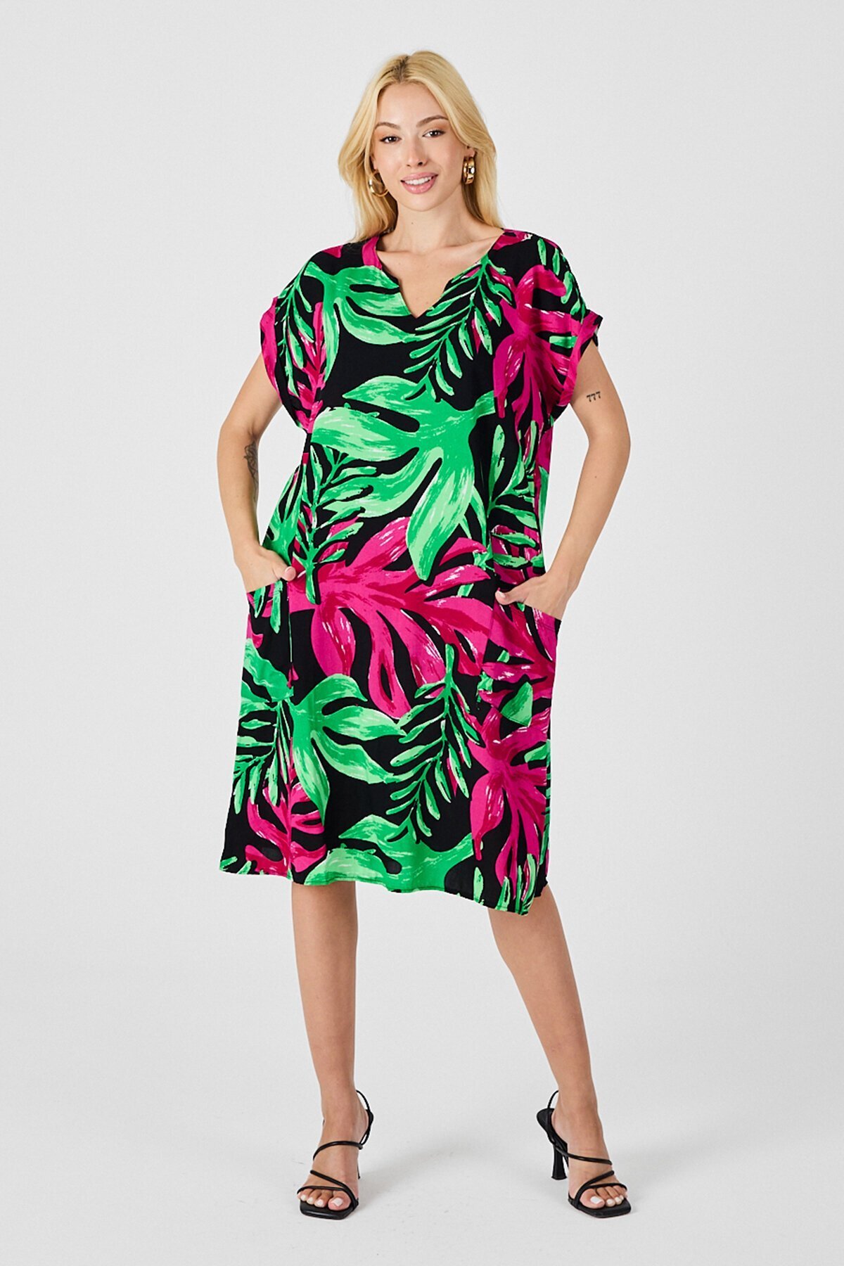 Yeşil-Fuşya Tropik Desenli V Yaka Rahat Kesim Elbise