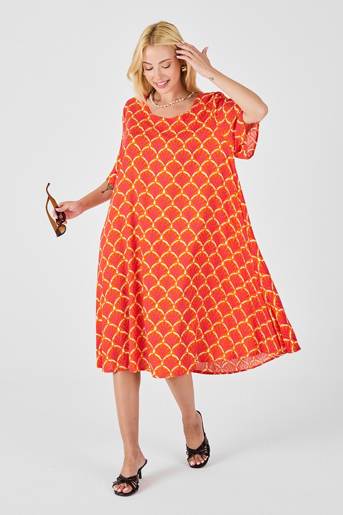 Turuncu U Yaka Kısa Kollu Midi Boy Desenli Elbise