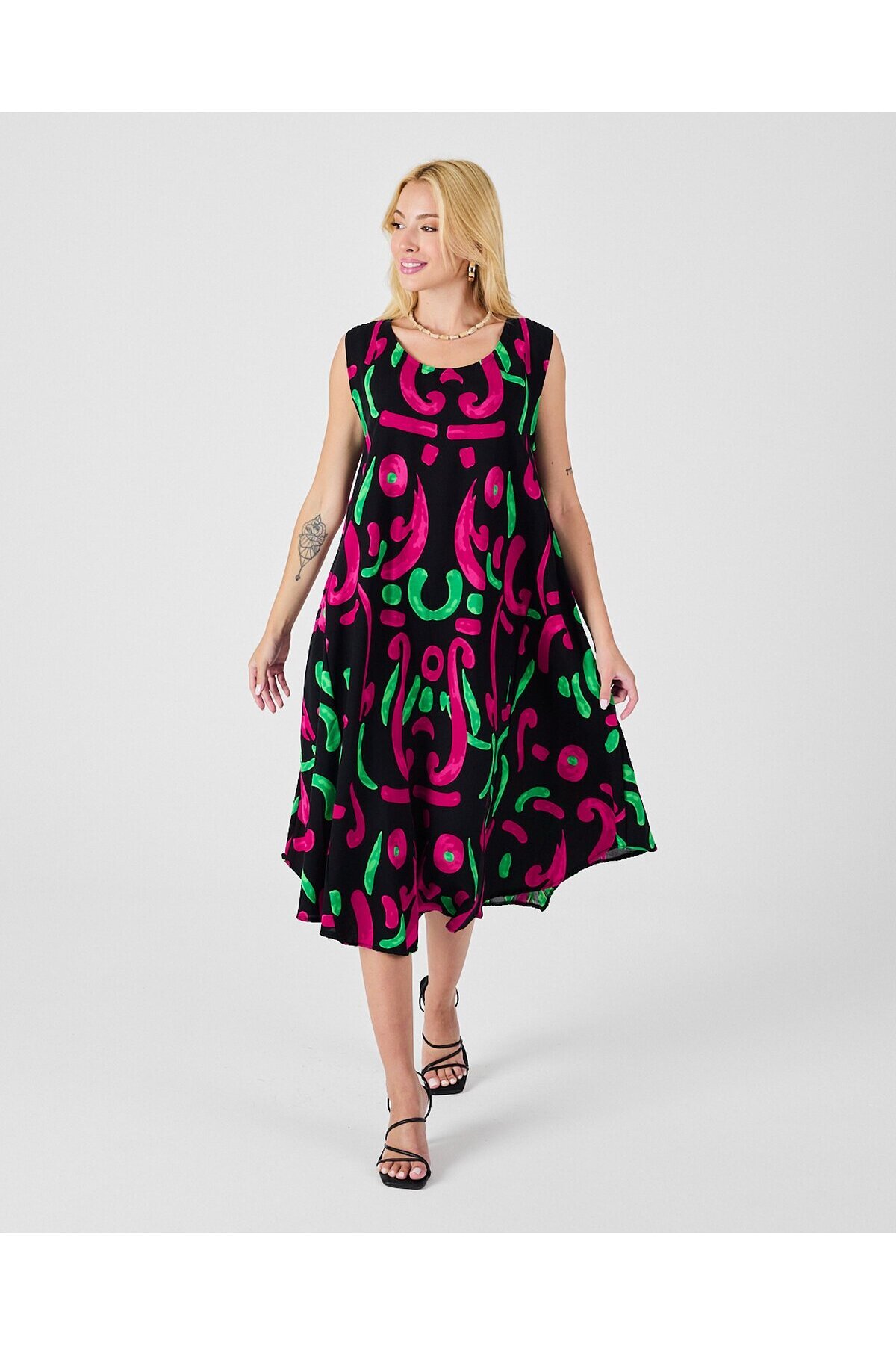 Siyah U Yaka Kolsuz Asimetrik Kesim Midi Boy Elbise