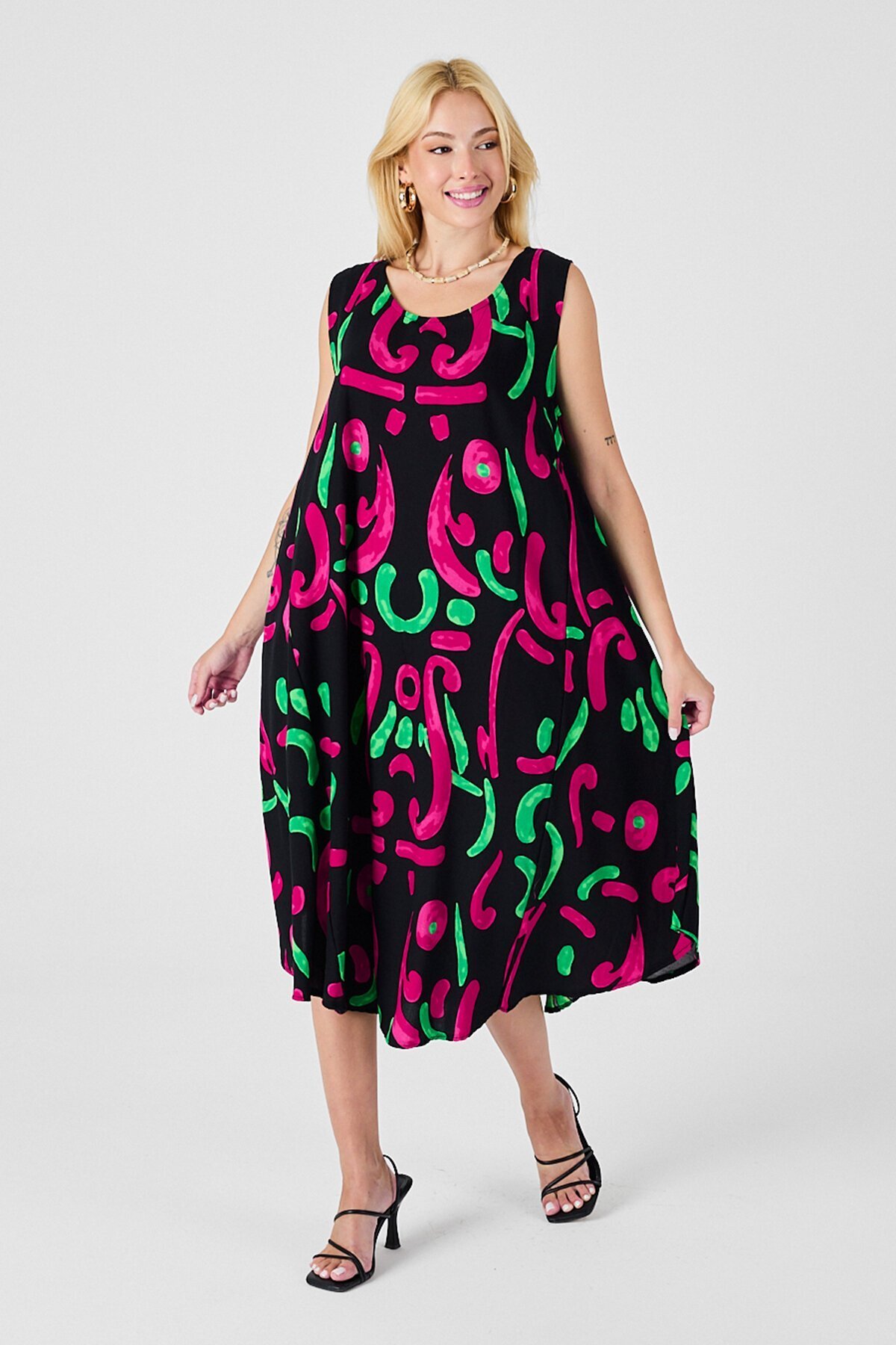 Siyah U Yaka Kolsuz Asimetrik Kesim Midi Boy Elbise