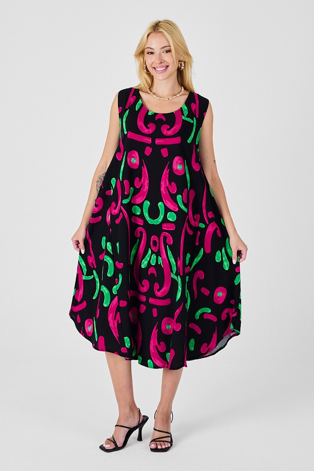 Siyah U Yaka Kolsuz Asimetrik Kesim Midi Boy Elbise