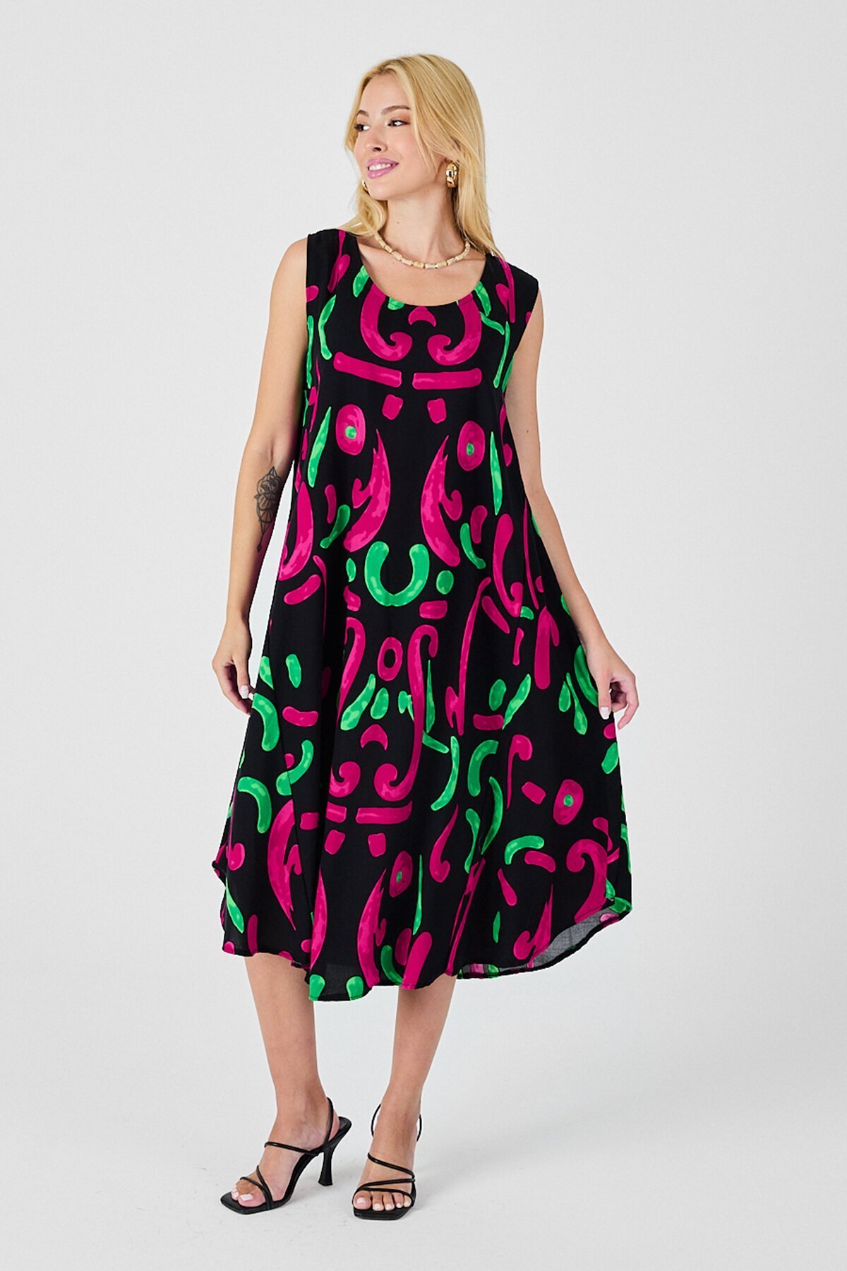 Siyah U Yaka Kolsuz Asimetrik Kesim Midi Boy Elbise