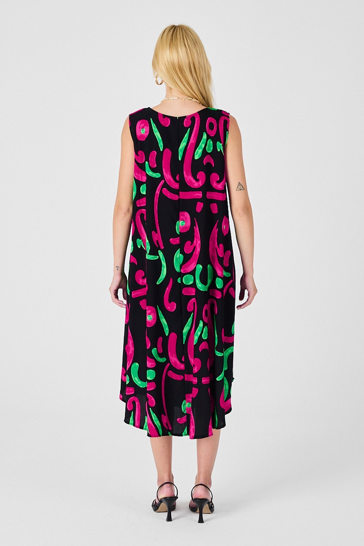 Siyah U Yaka Kolsuz Asimetrik Kesim Midi Boy Elbise