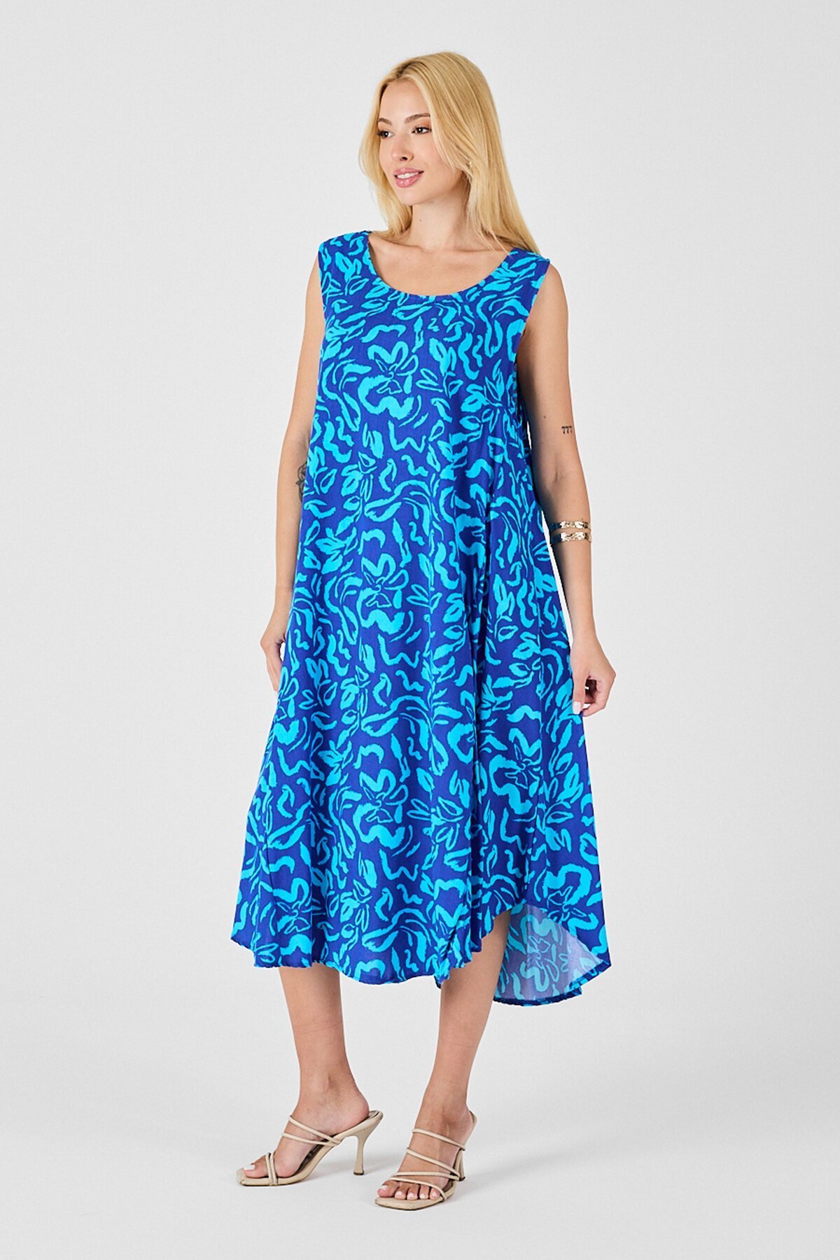 Mavi U Yaka Kolsuz Eteği Asimetrik Kesim Desenli Midi Boy Elbise