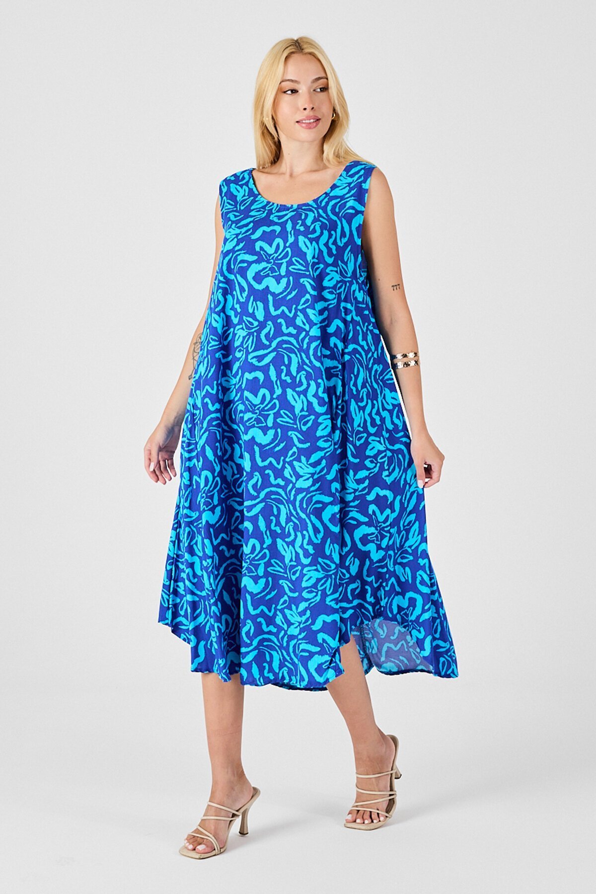 Mavi U Yaka Kolsuz Eteği Asimetrik Kesim Desenli Midi Boy Elbise