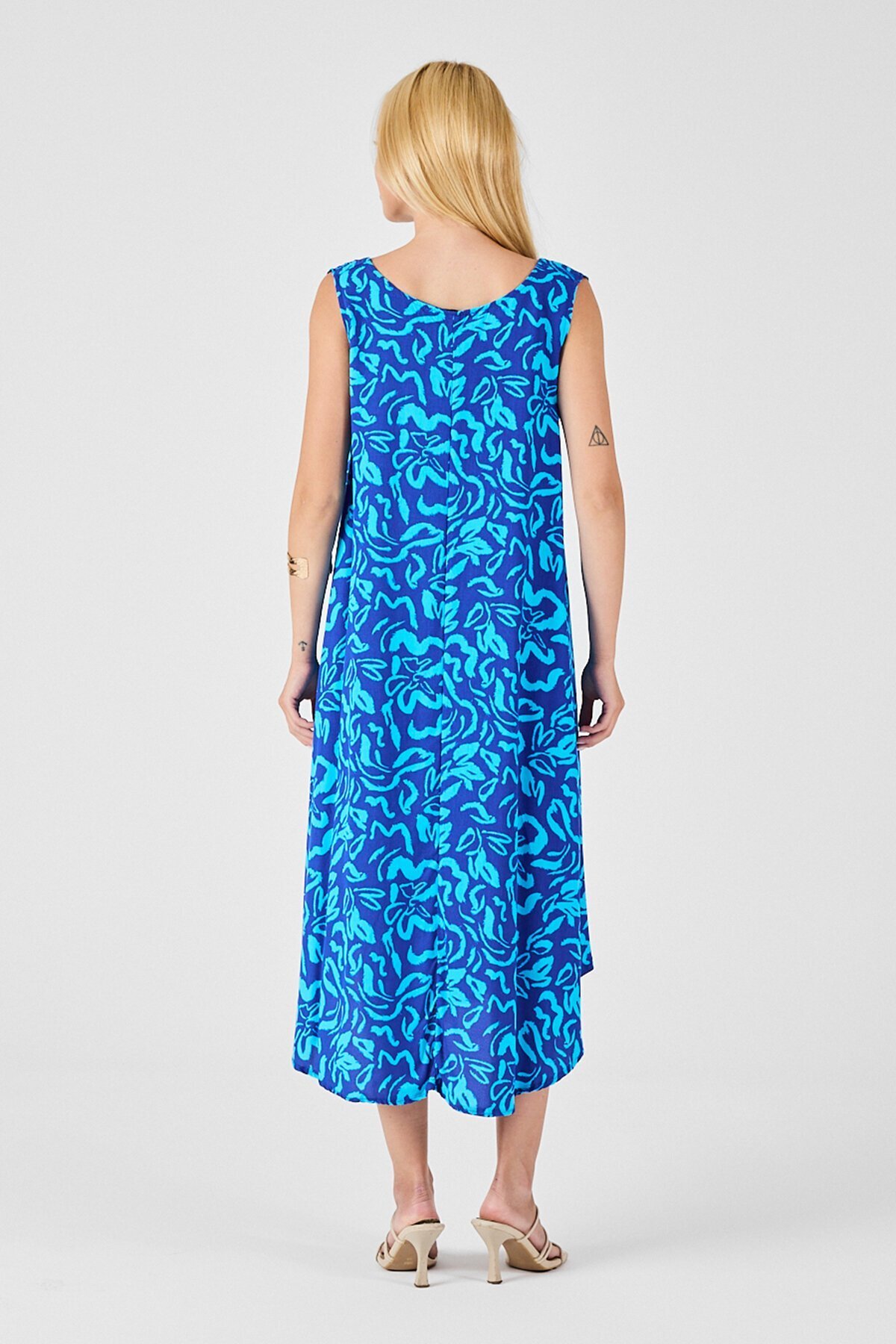 Mavi U Yaka Kolsuz Eteği Asimetrik Kesim Desenli Midi Boy Elbise