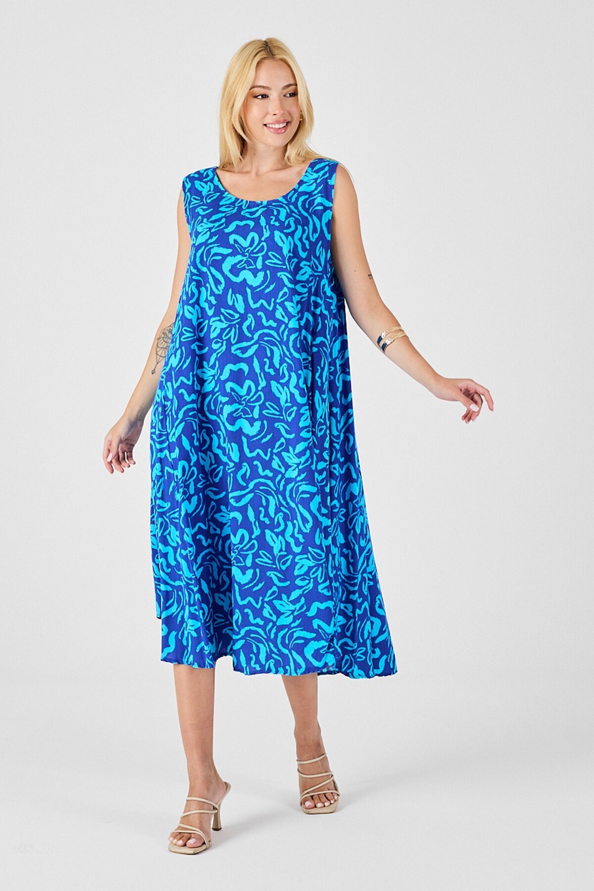 Mavi U Yaka Kolsuz Eteği Asimetrik Kesim Desenli Midi Boy Elbise