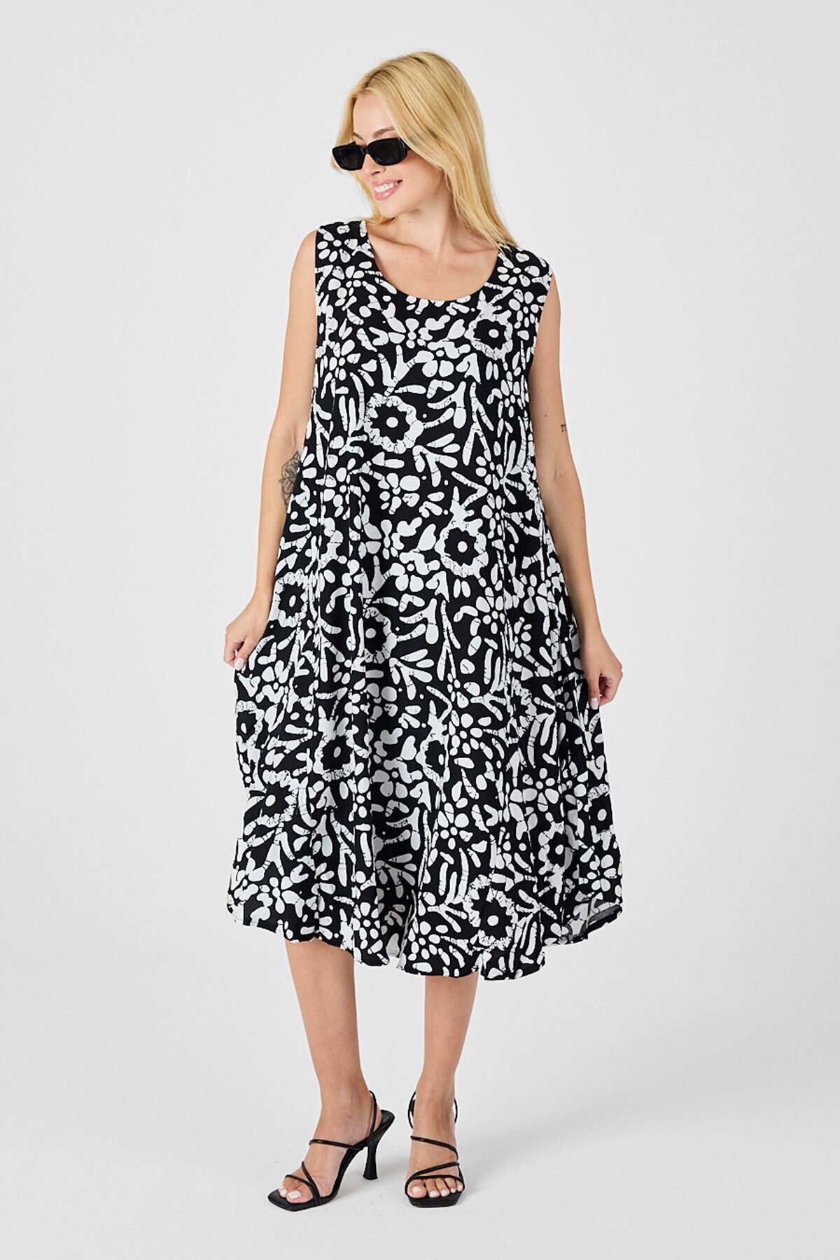 Siyah-Beyaz U Yaka Kolsuz Eteği Asimetrik Kesim Desenli Midi Boy Elbise