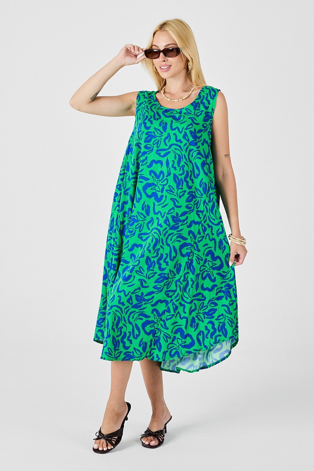 Yeşil Mavi U Yaka Kolsuz Eteği Asimetrik Kesim Desenli Midi Boy Elbise