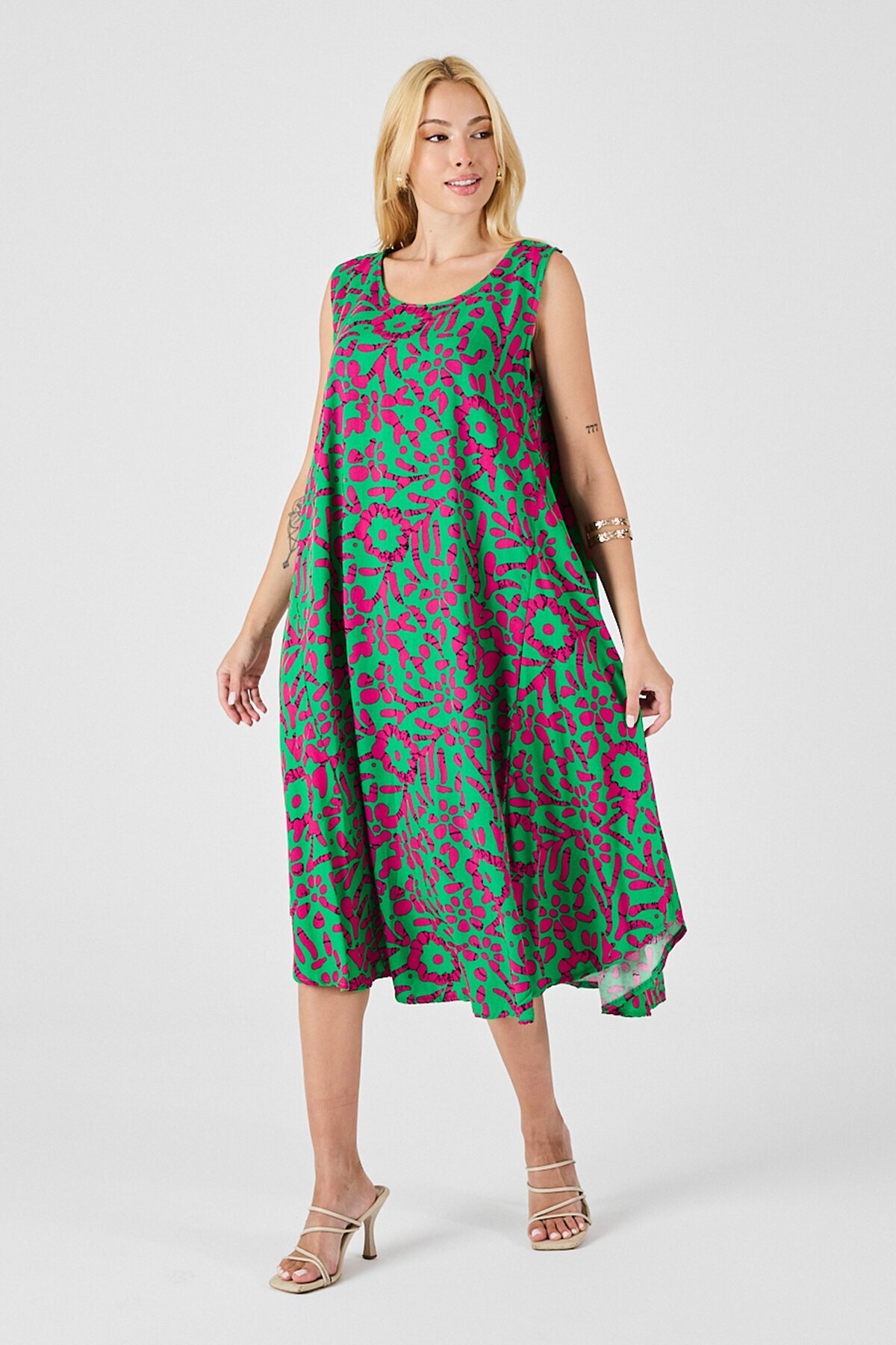 Yeşil-Fuşya U Yaka Kolsuz Eteği Asimetrik Kesim Desenli Midi Boy Elbise