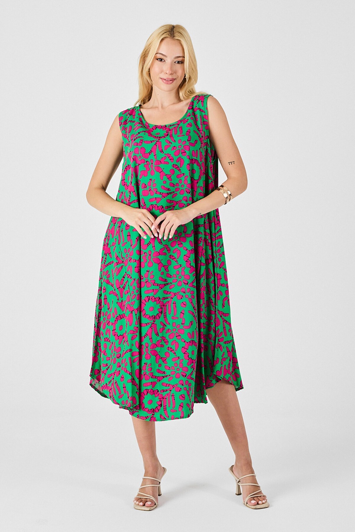 Yeşil-Fuşya U Yaka Kolsuz Eteği Asimetrik Kesim Desenli Midi Boy Elbise