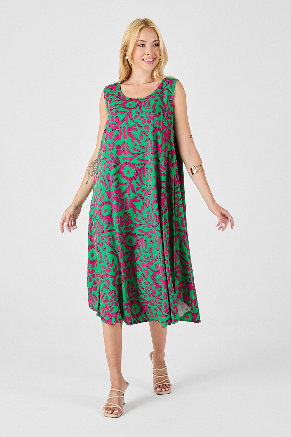 Yeşil-Fuşya U Yaka Kolsuz Eteği Asimetrik Kesim Desenli Midi Boy Elbise