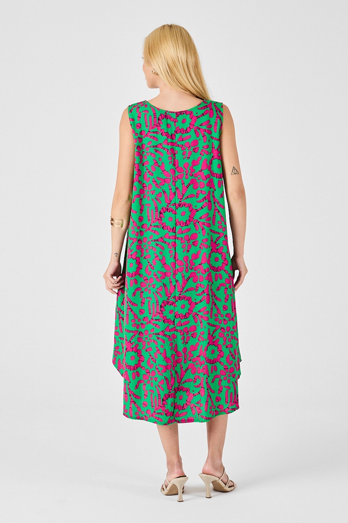Yeşil-Fuşya U Yaka Kolsuz Eteği Asimetrik Kesim Desenli Midi Boy Elbise