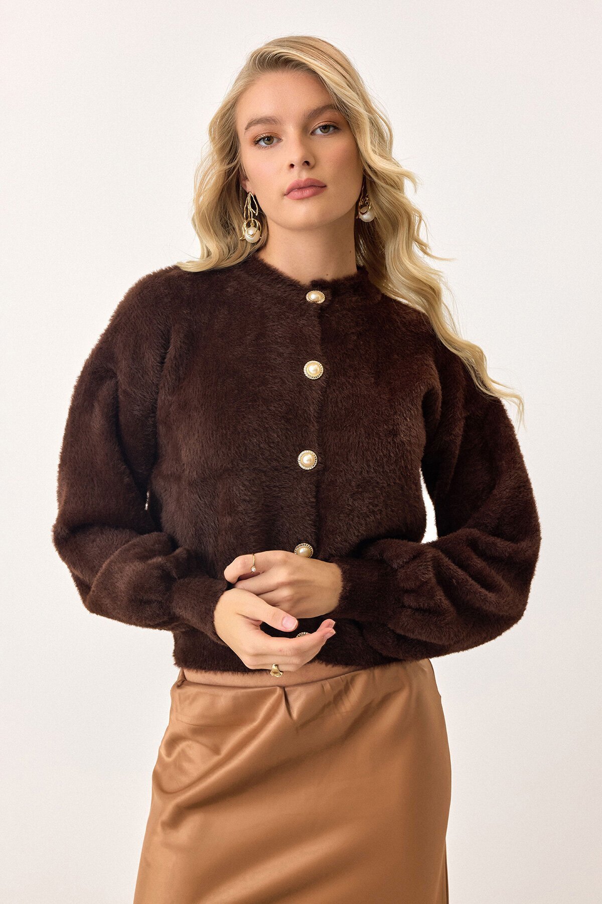 Kahverengi Uzun Kollu Düğmeli Tüylü Triko Hırka