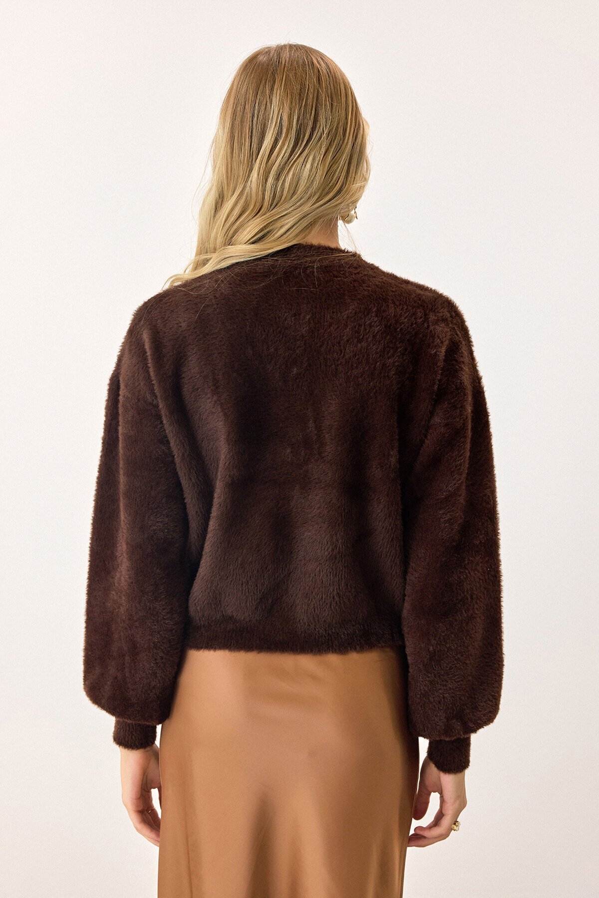 Kahverengi Uzun Kollu Düğmeli Tüylü Triko Hırka