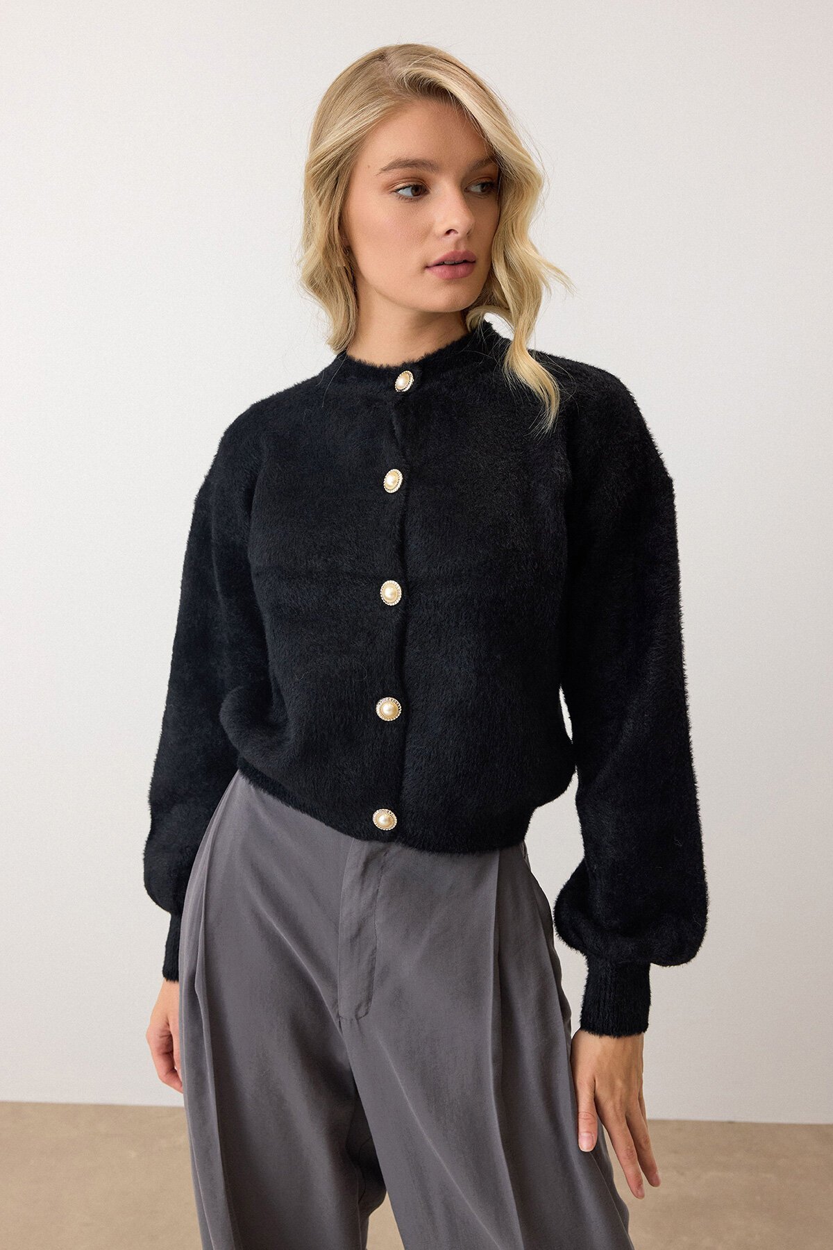 Siyah Uzun Kollu Düğmeli Tüylü Triko Hırka
