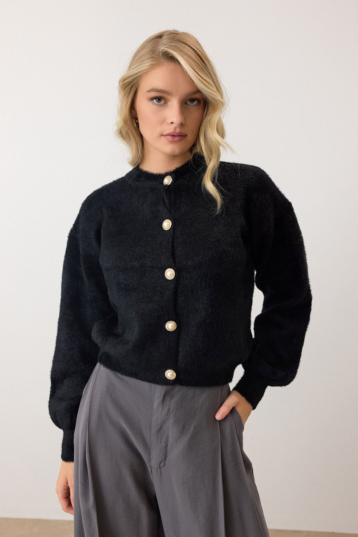 Siyah Uzun Kollu Düğmeli Tüylü Triko Hırka