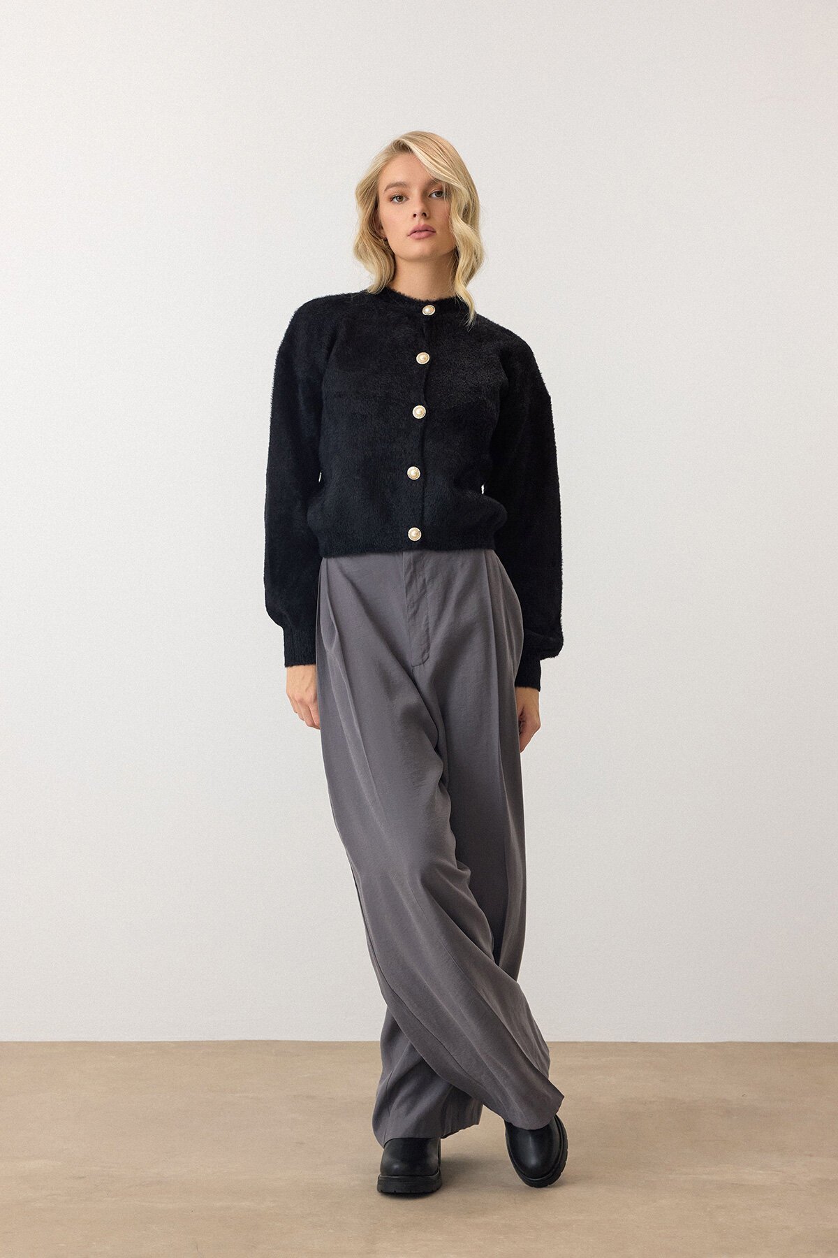 Siyah Uzun Kollu Düğmeli Tüylü Triko Hırka