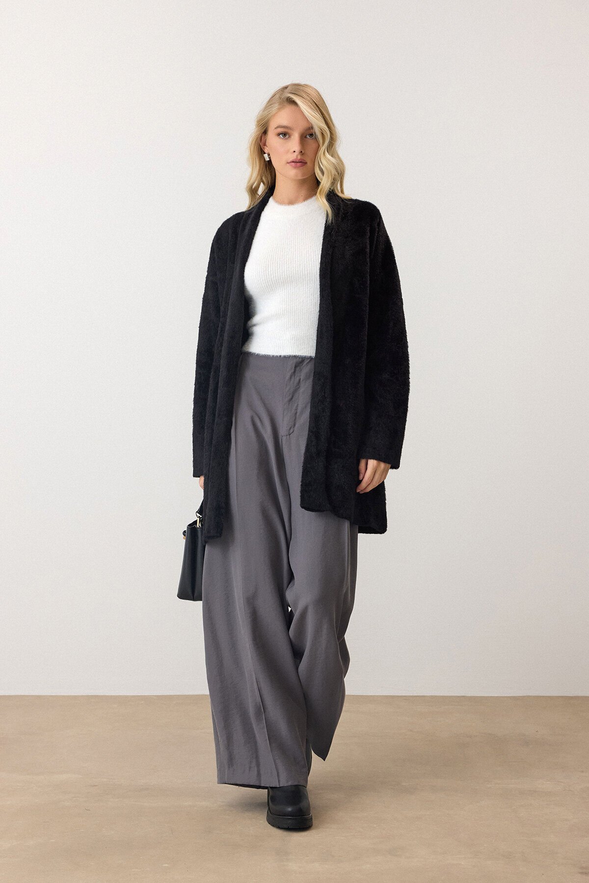 Siyah Uzun Kollu Tüylü Triko Hırka