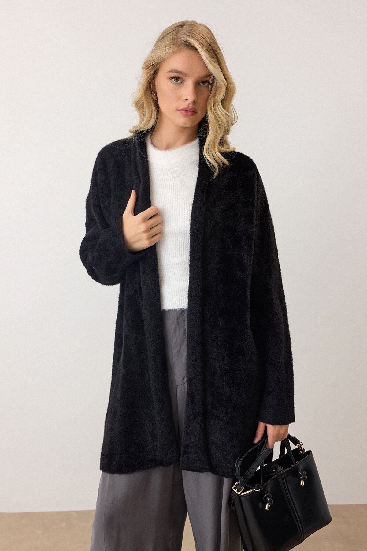 Siyah Uzun Kollu Tüylü Triko Hırka