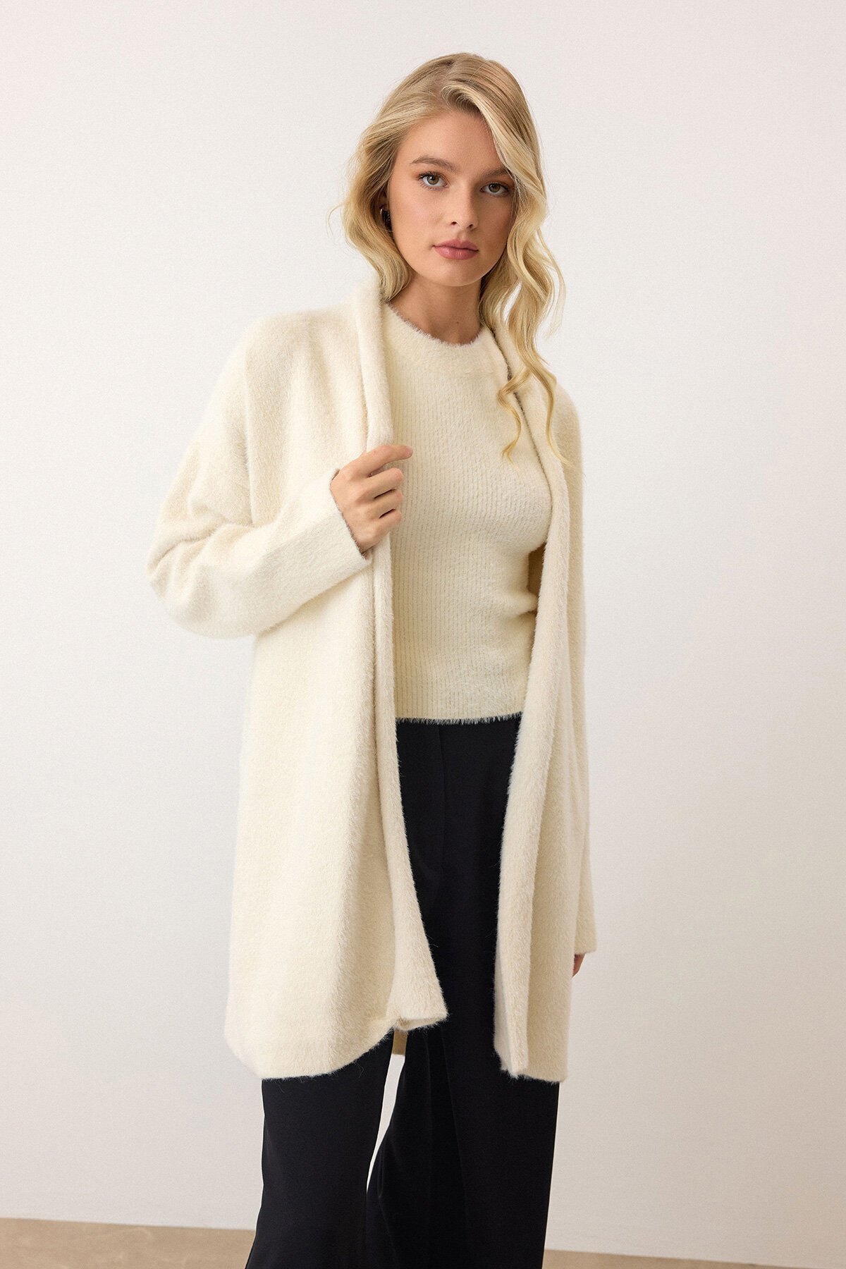 Krem Uzun Kollu Tüylü Triko Hırka