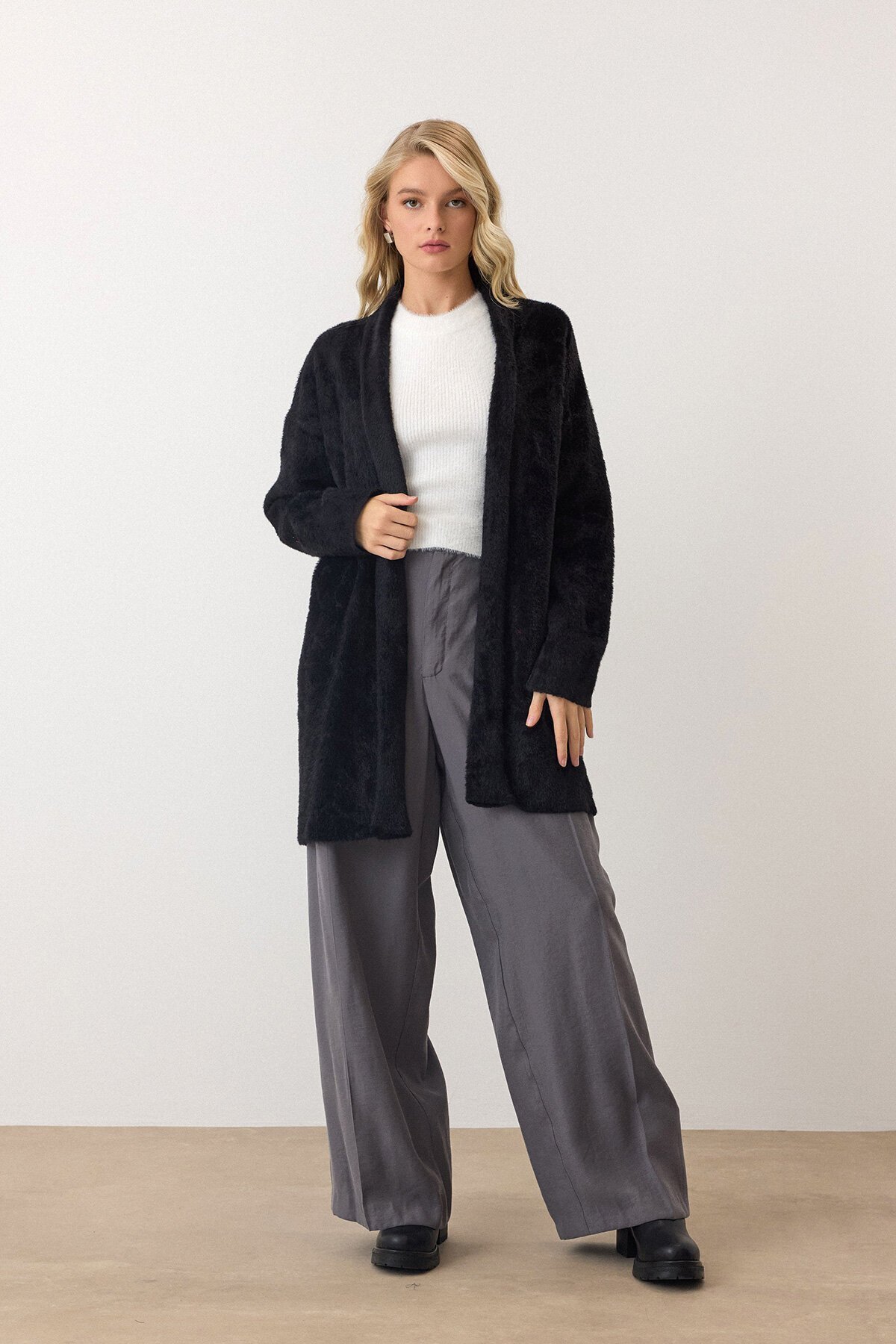 Siyah Uzun Kollu Tüylü Triko Hırka