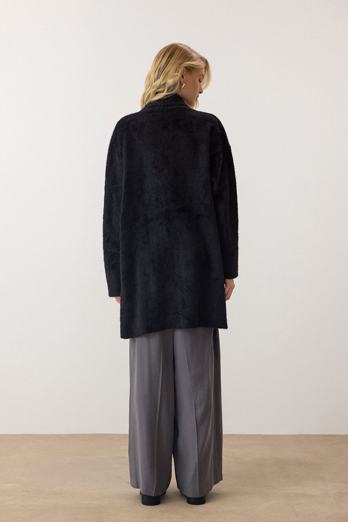 Siyah Uzun Kollu Tüylü Triko Hırka